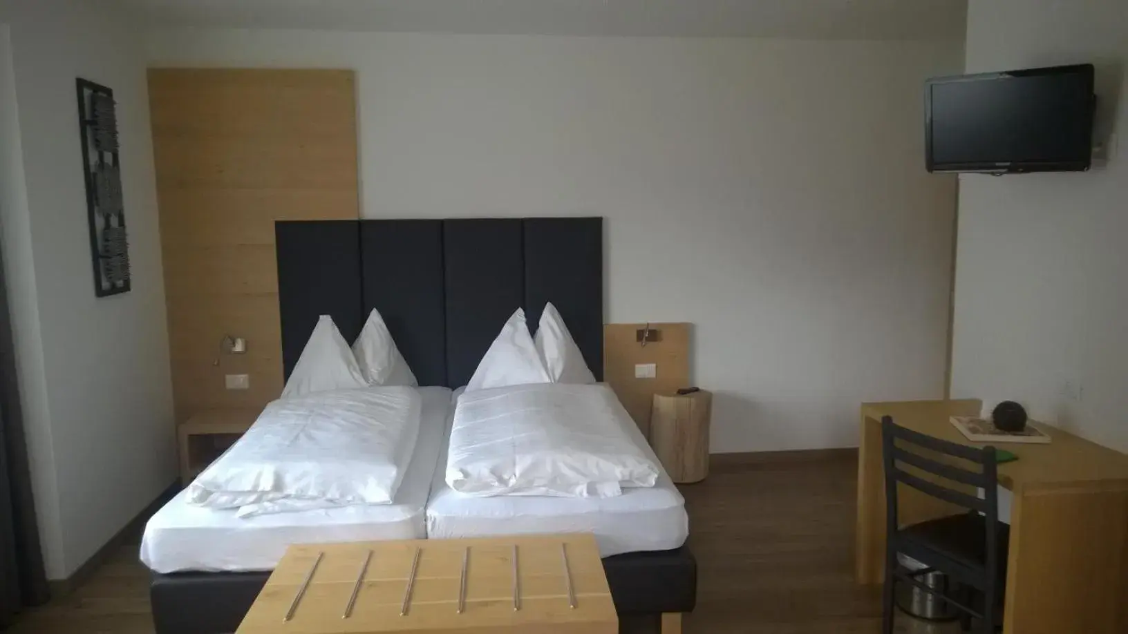 Classic Double or Twin Room with Balcony - single occupancy in Guesthouse Dolomiten Classic Double or Twin Room with Balcony - single occupancy in Guesthouse Dolomiten