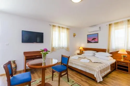 Apartments & Rooms V&M