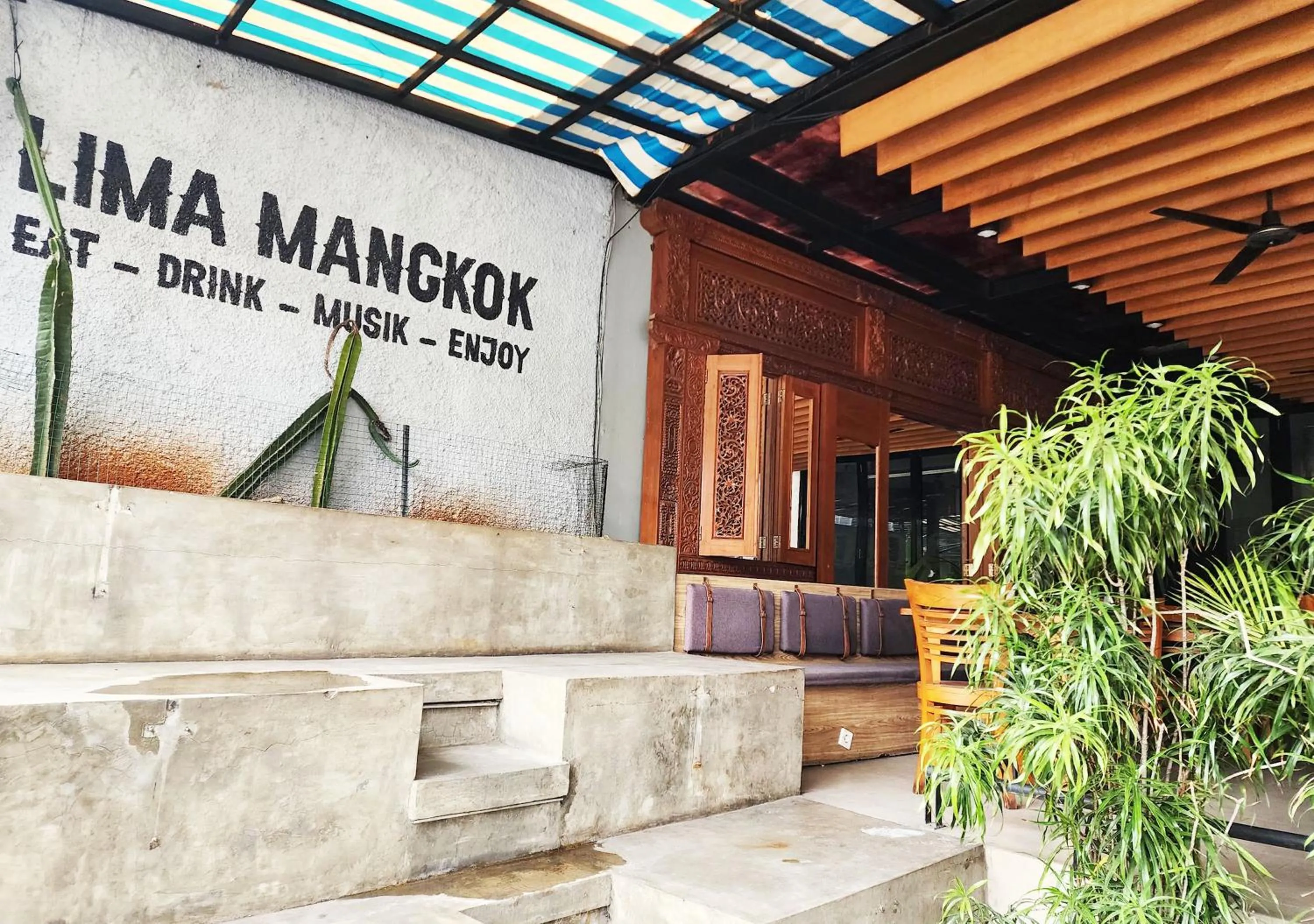 Restaurant/places to eat in Pondok Labu Residence