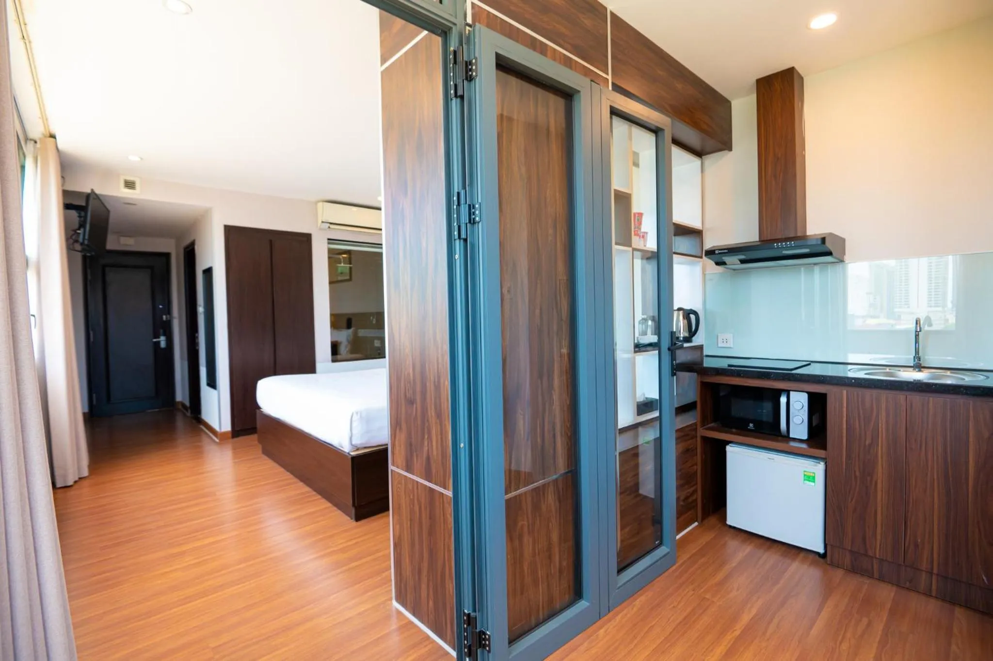 Kitchen or kitchenette, Bed in Sea Garden Hotel