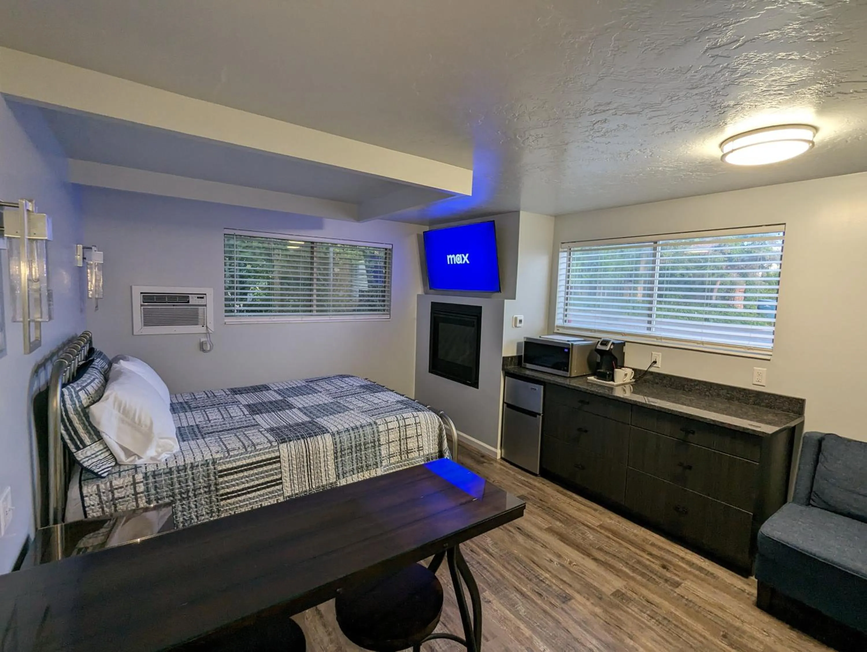 Superior Queen Room in Majestic Rockies Motel