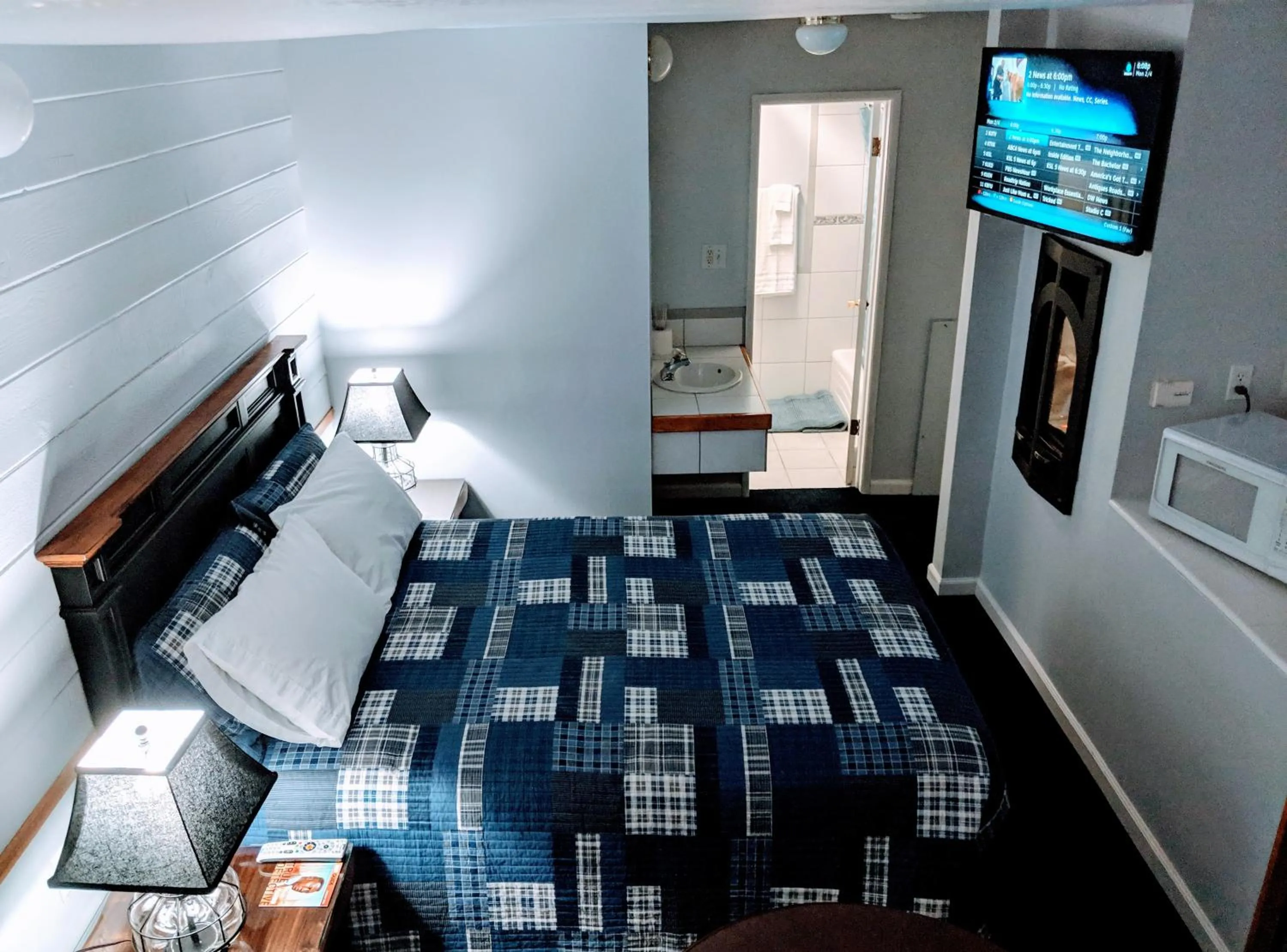 Queen Room in Majestic Rockies Motel