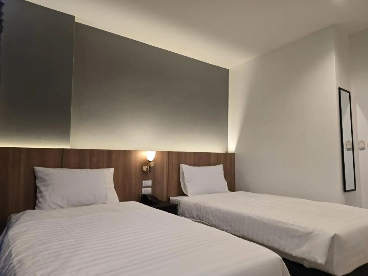 Bedroom, Bed in Manee Mantra Hotel, Kanchanaburi