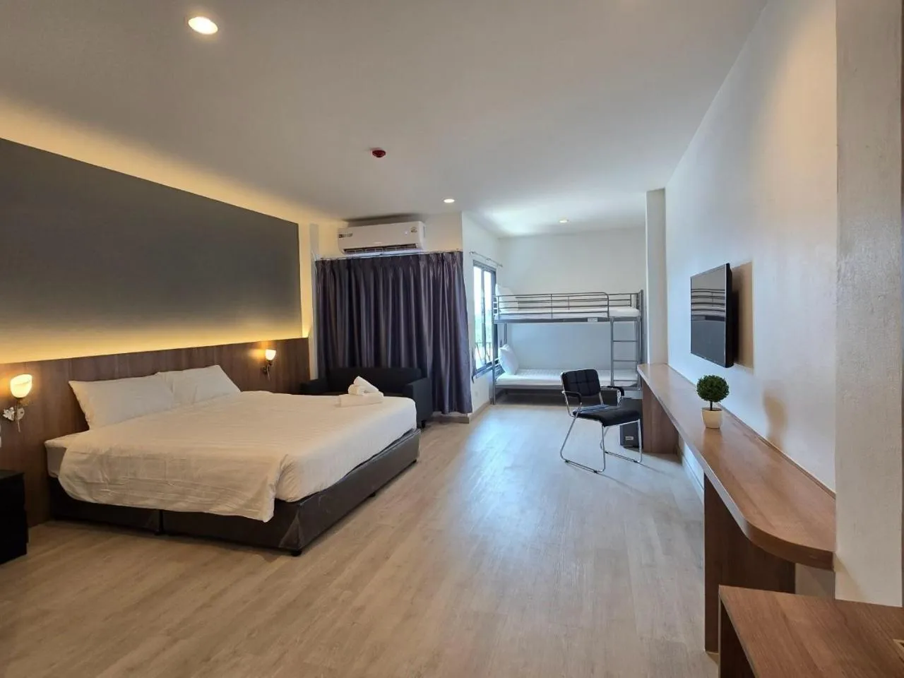 Bed in Manee Mantra Hotel, Kanchanaburi