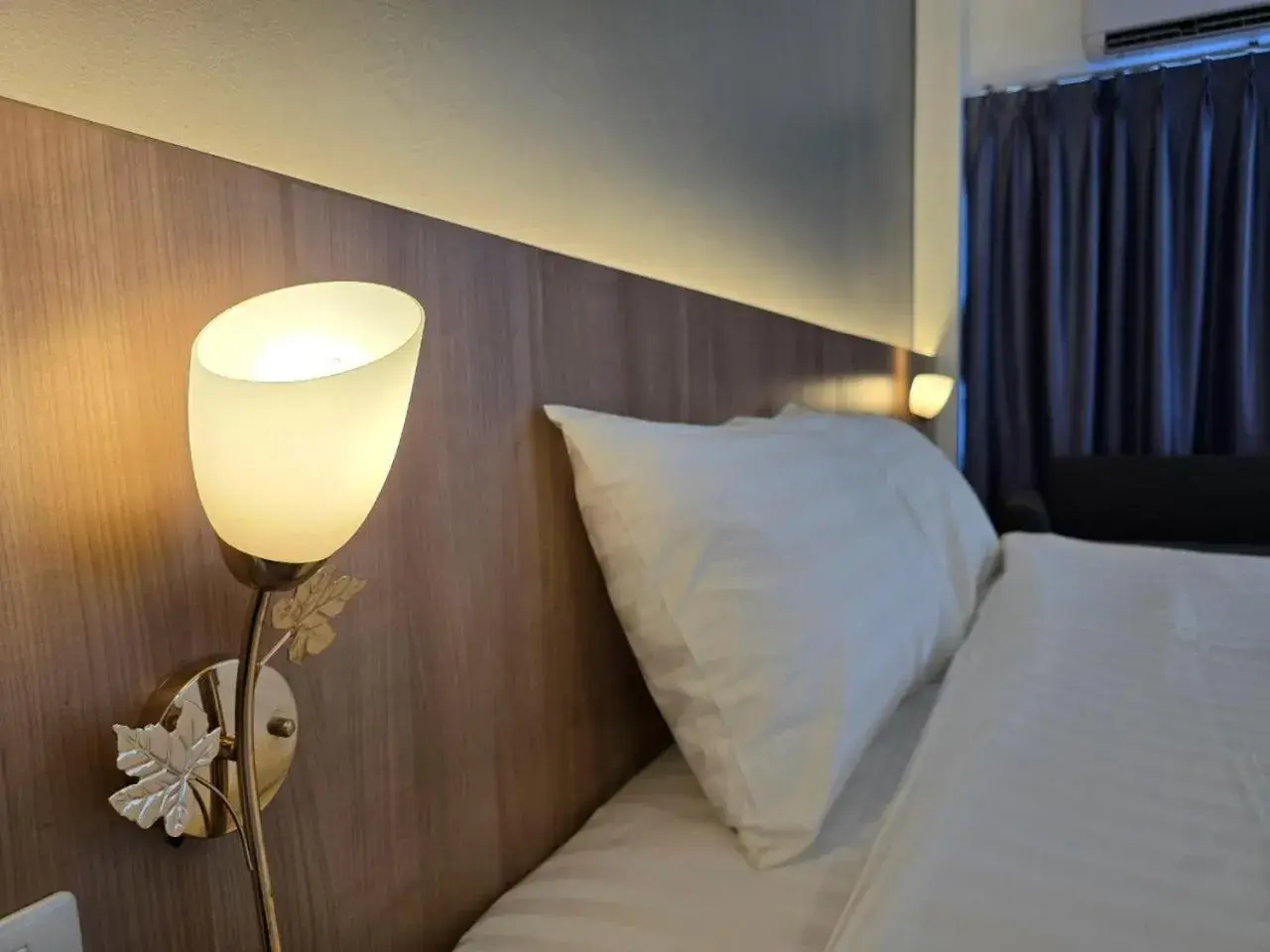 Bedroom, Bed in Manee Mantra Hotel, Kanchanaburi Bedroom, Bed in Manee Mantra Hotel, Kanchanaburi