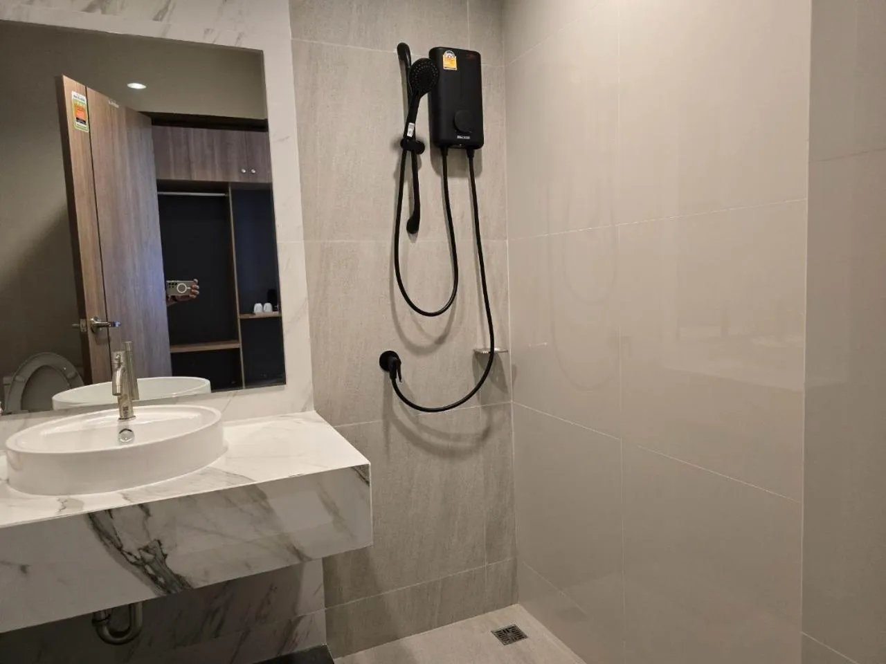 Bathroom in Manee Mantra Hotel, Kanchanaburi