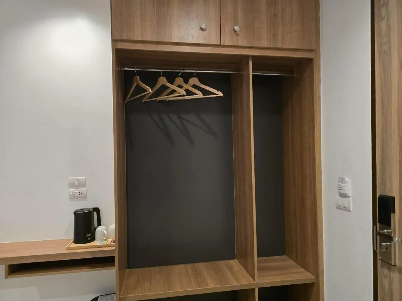 wardrobe in Manee Mantra Hotel, Kanchanaburi