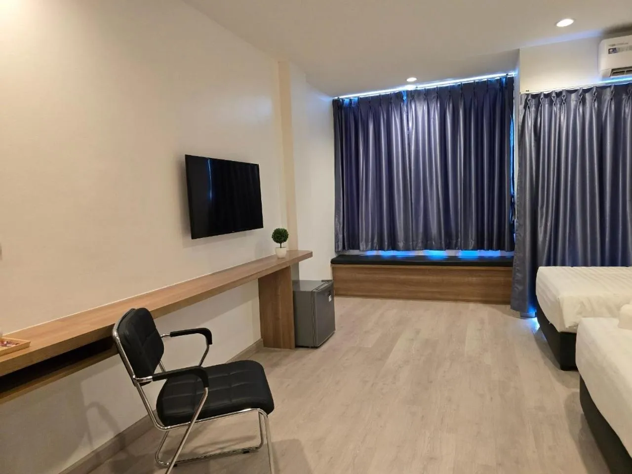 Bedroom, Bed in Manee Mantra Hotel, Kanchanaburi