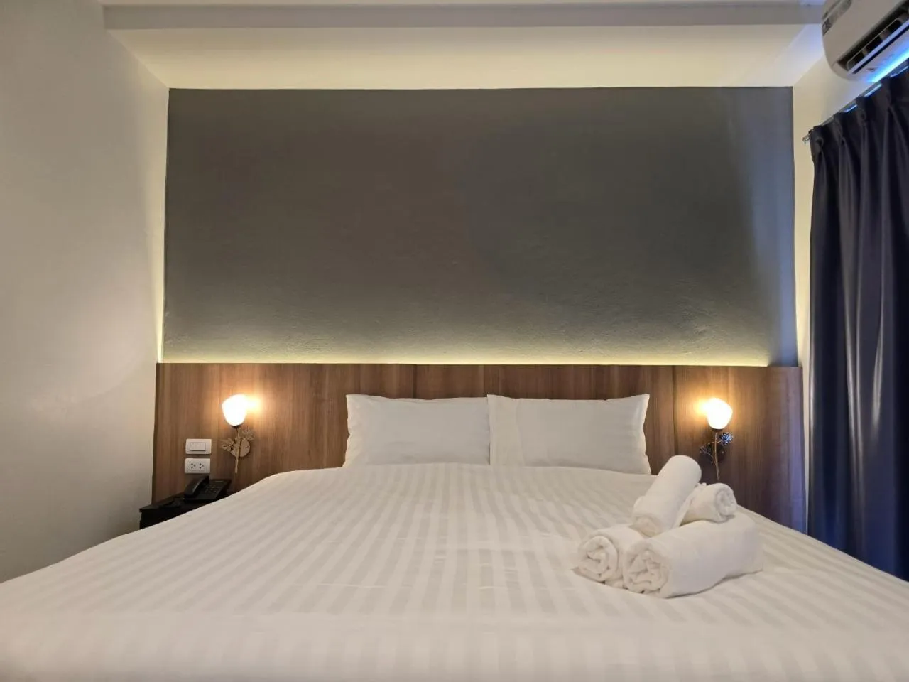 Bedroom, Bed in Manee Mantra Hotel, Kanchanaburi