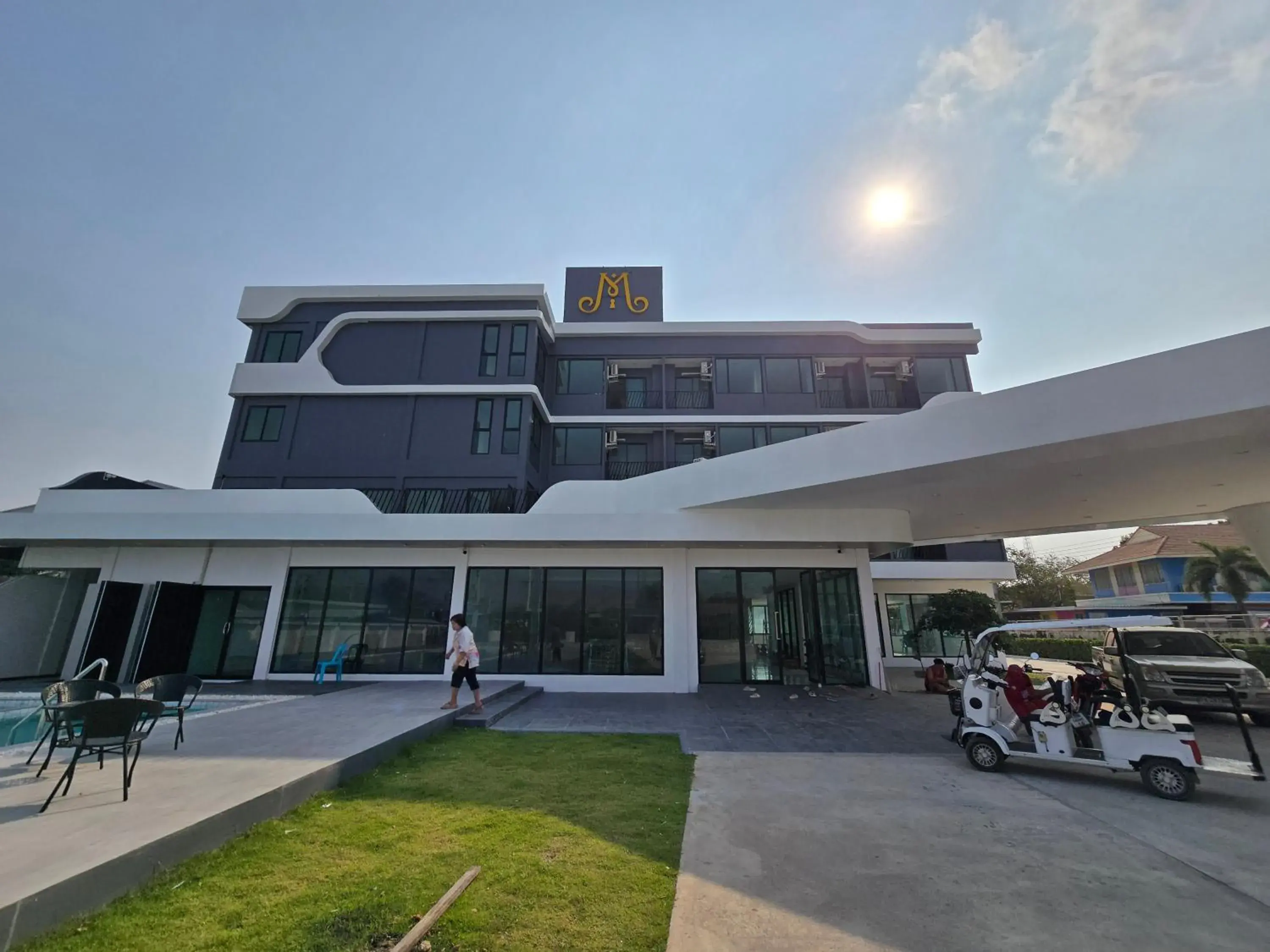 Property building in Manee Mantra Hotel, Kanchanaburi Property building in Manee Mantra Hotel, Kanchanaburi