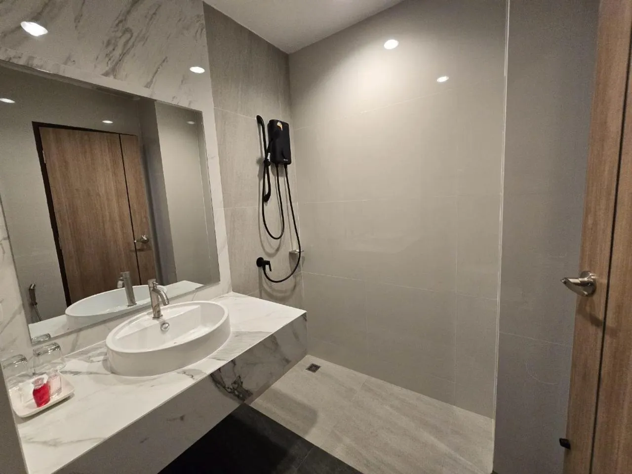 Shower in Manee Mantra Hotel, Kanchanaburi