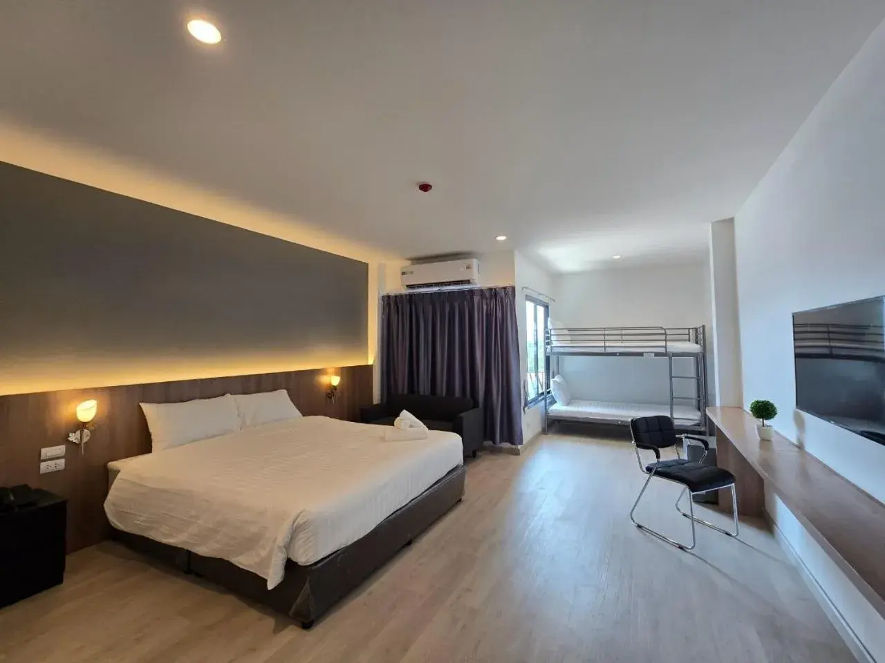 Bedroom, Bed in Manee Mantra Hotel, Kanchanaburi Bedroom, Bed in Manee Mantra Hotel, Kanchanaburi