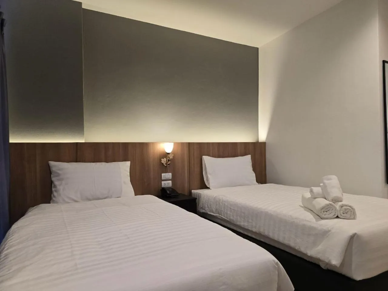 Bedroom, Bed in Manee Mantra Hotel, Kanchanaburi