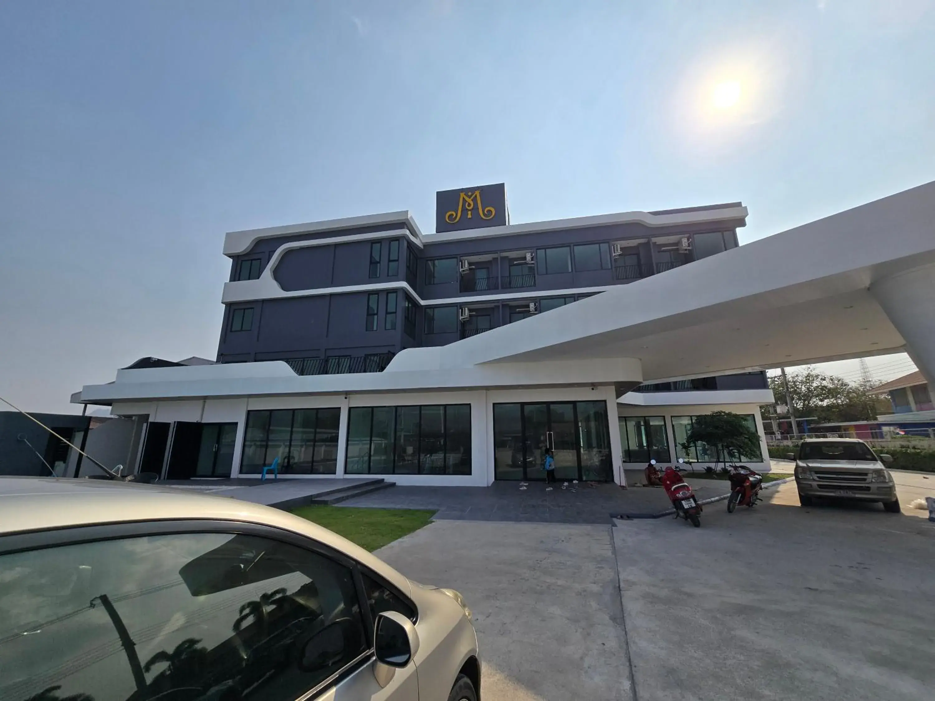 Property building in Manee Mantra Hotel, Kanchanaburi Property building in Manee Mantra Hotel, Kanchanaburi