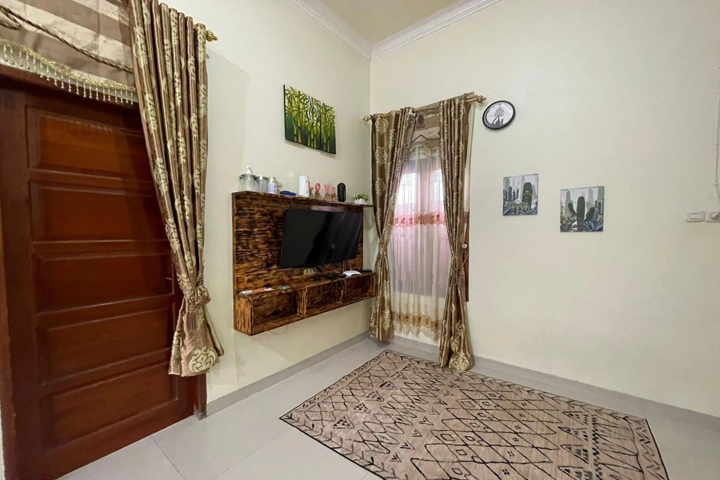 TV and multimedia in Jirek Homestay Bukittinggi