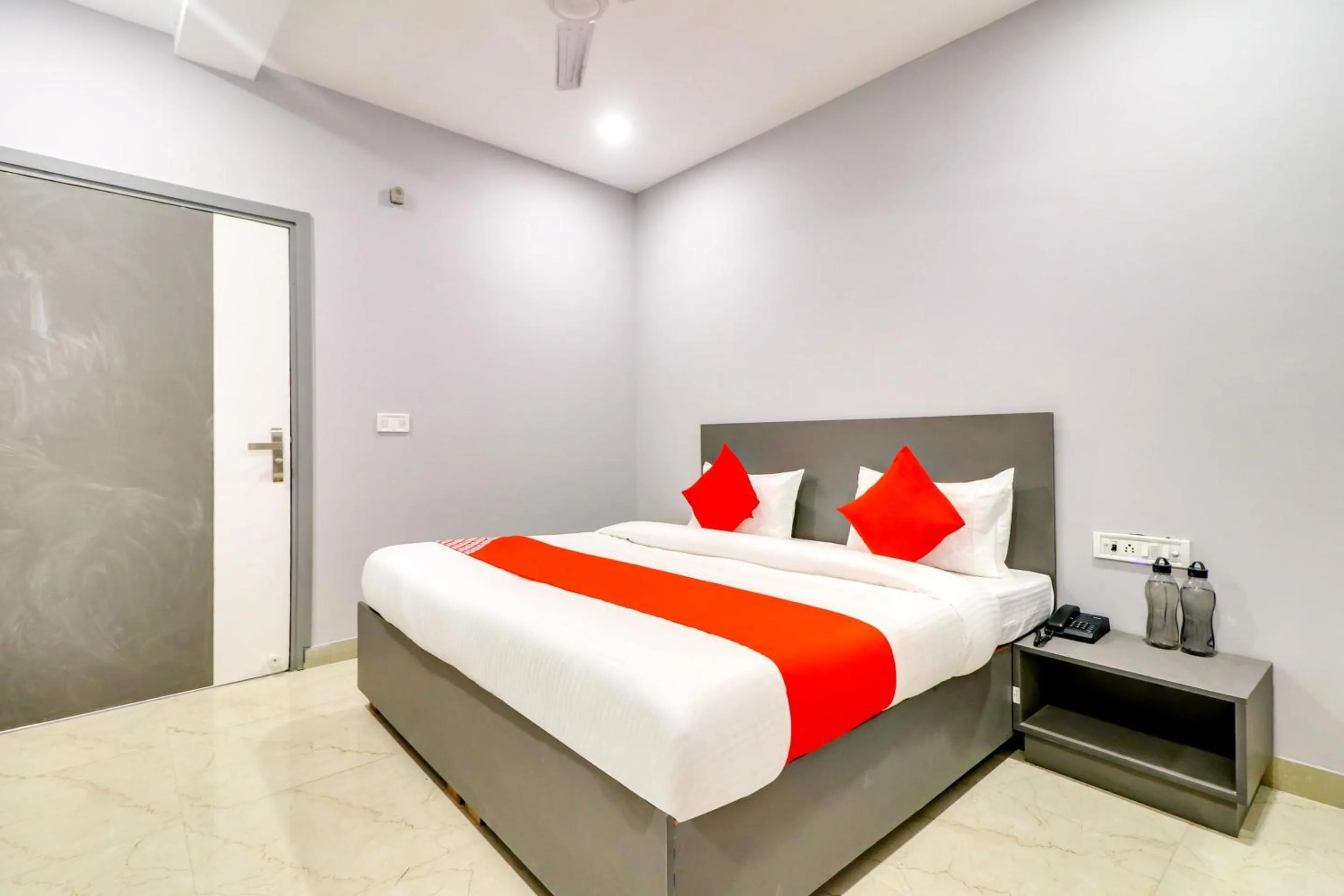 Photo of the whole room in Hotel O Dream Palace