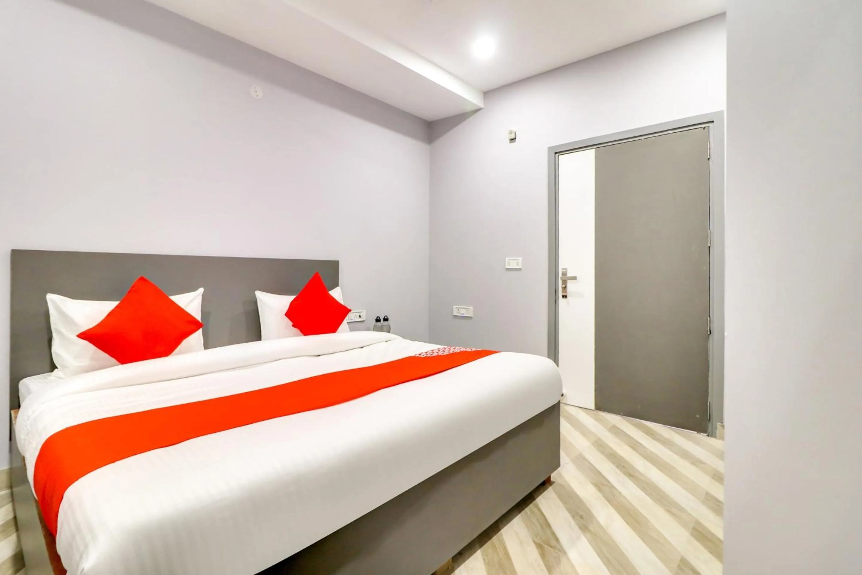 Photo of the whole room in Hotel O Dream Palace