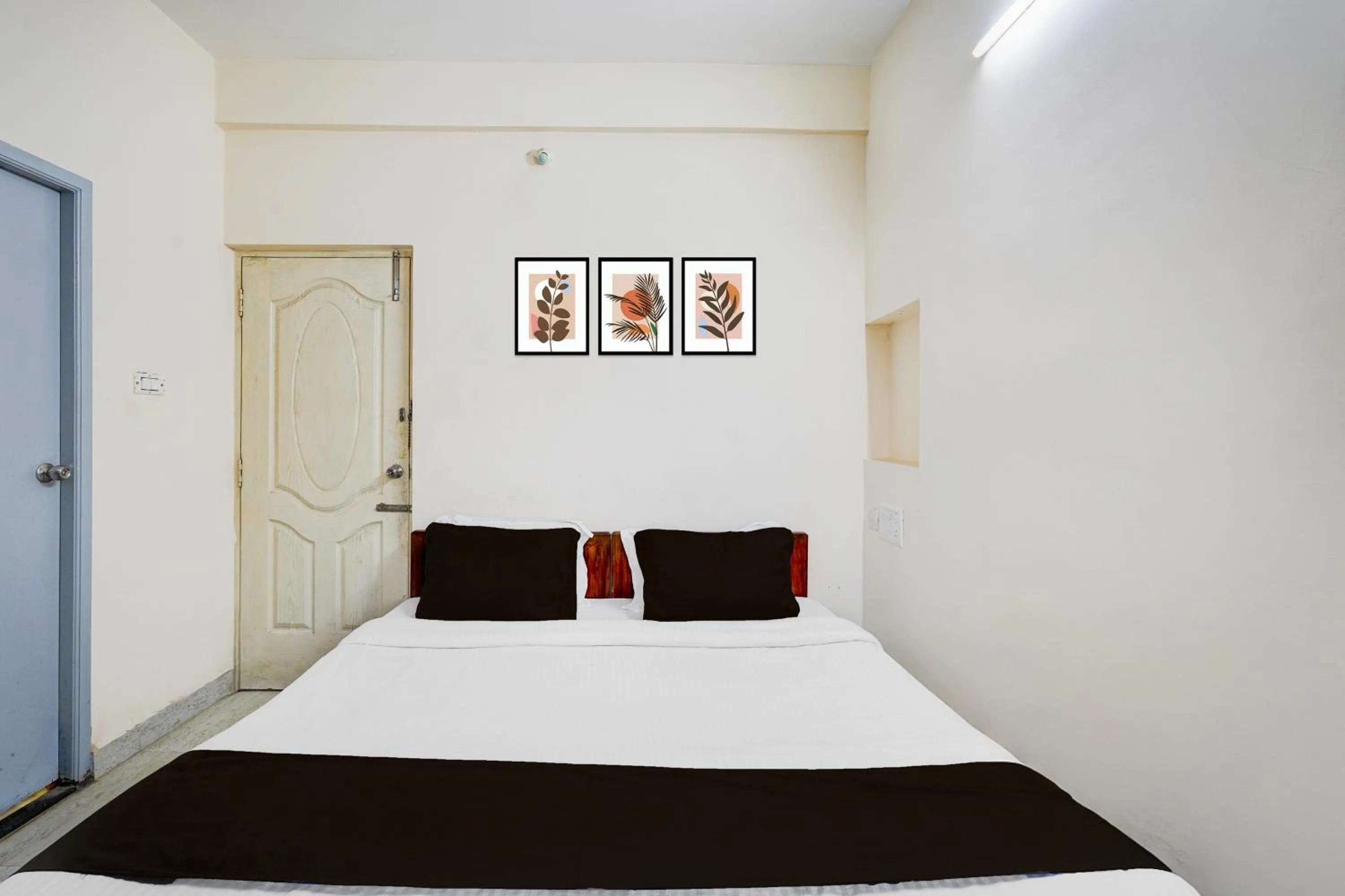 Bedroom, Bed in Super Townhouse Balaji Dental College Pallikarani Formerly Orchid Sankrish