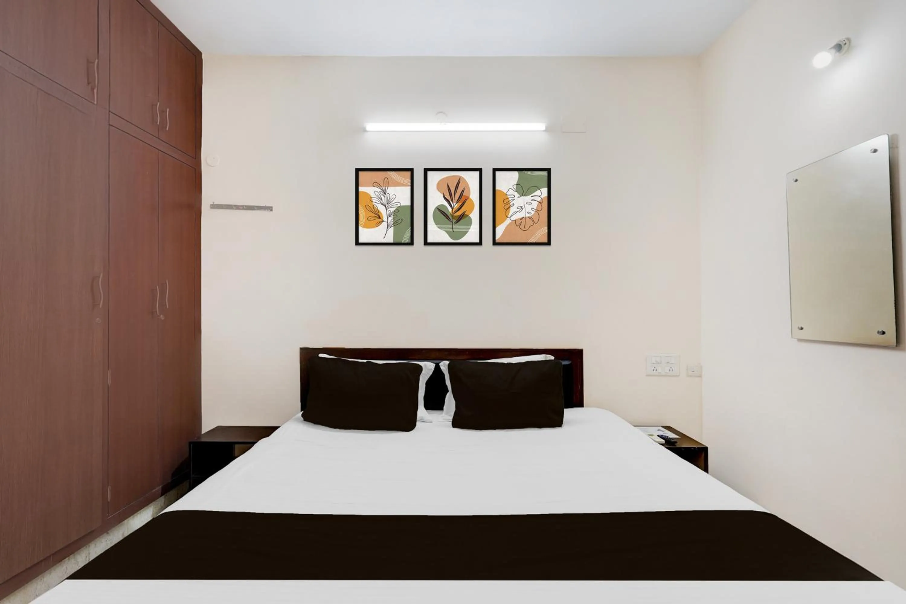 Bedroom, Bed in Super Townhouse Balaji Dental College Pallikarani Formerly Orchid Sankrish