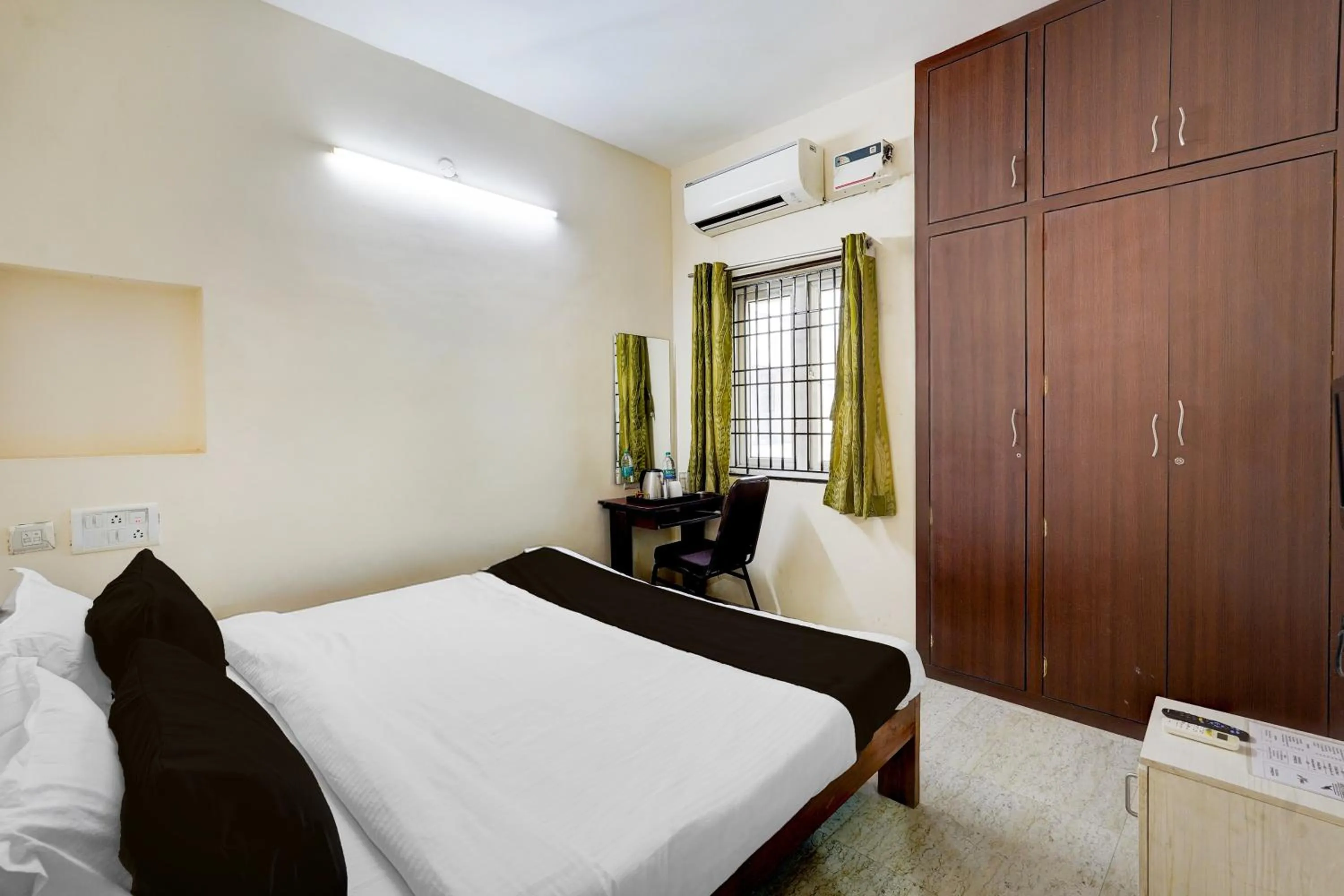 Bedroom, Bed in Super Townhouse Balaji Dental College Pallikarani Formerly Orchid Sankrish