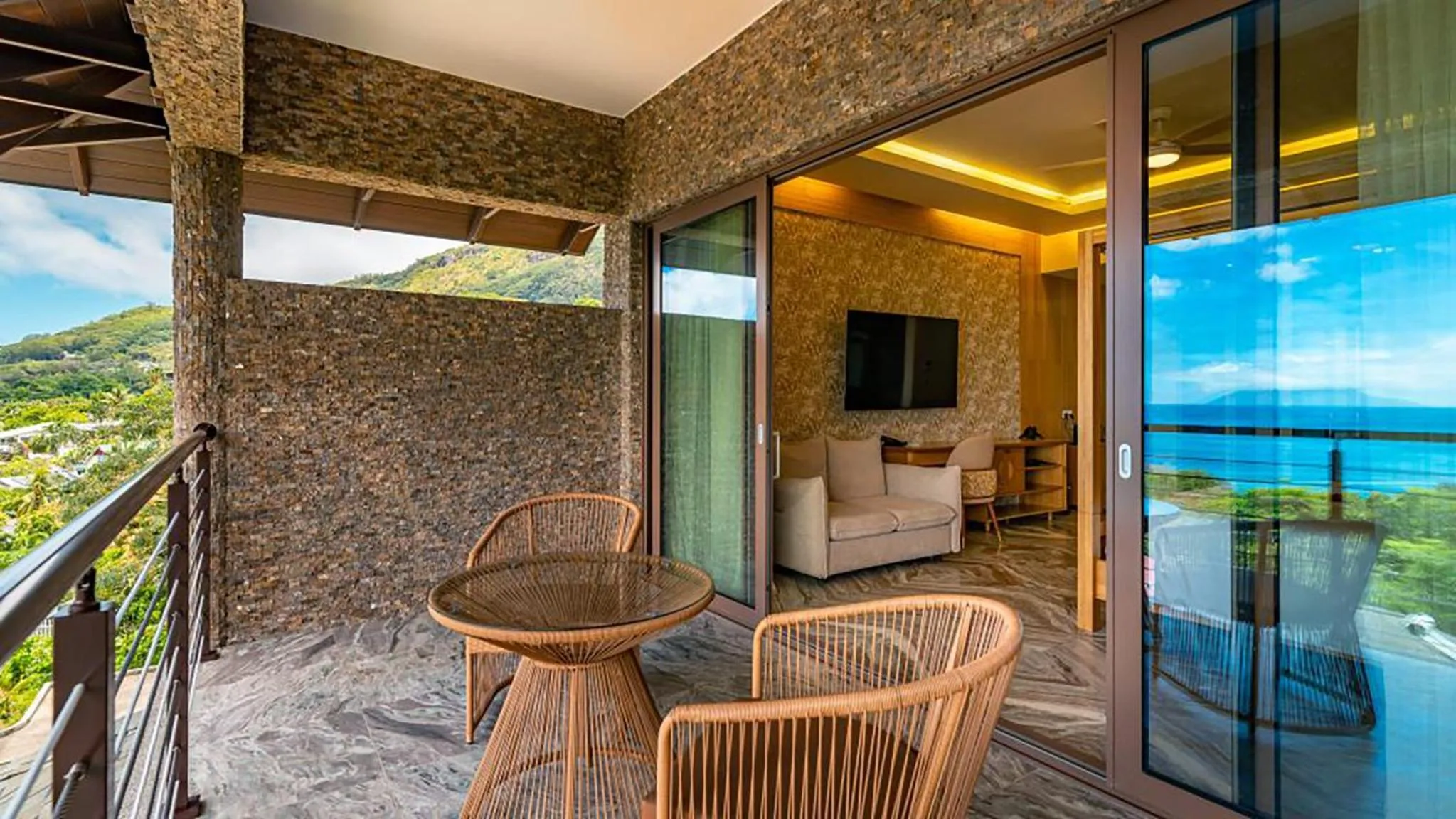 TV and multimedia in Gardens Hill Resort & Spa