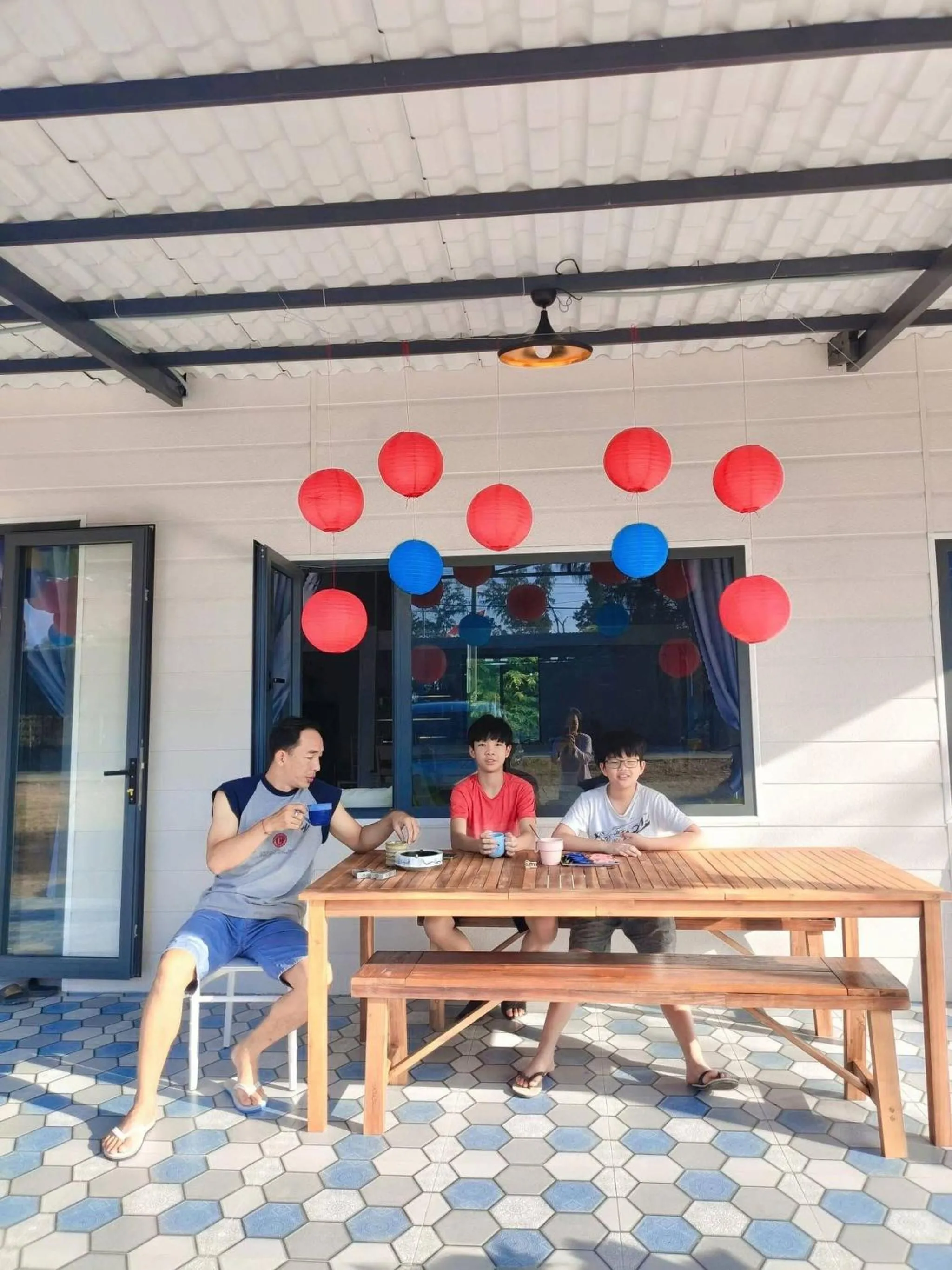 Restaurant/places to eat in Ruby House, 3 Bedroom Apartment, beachside