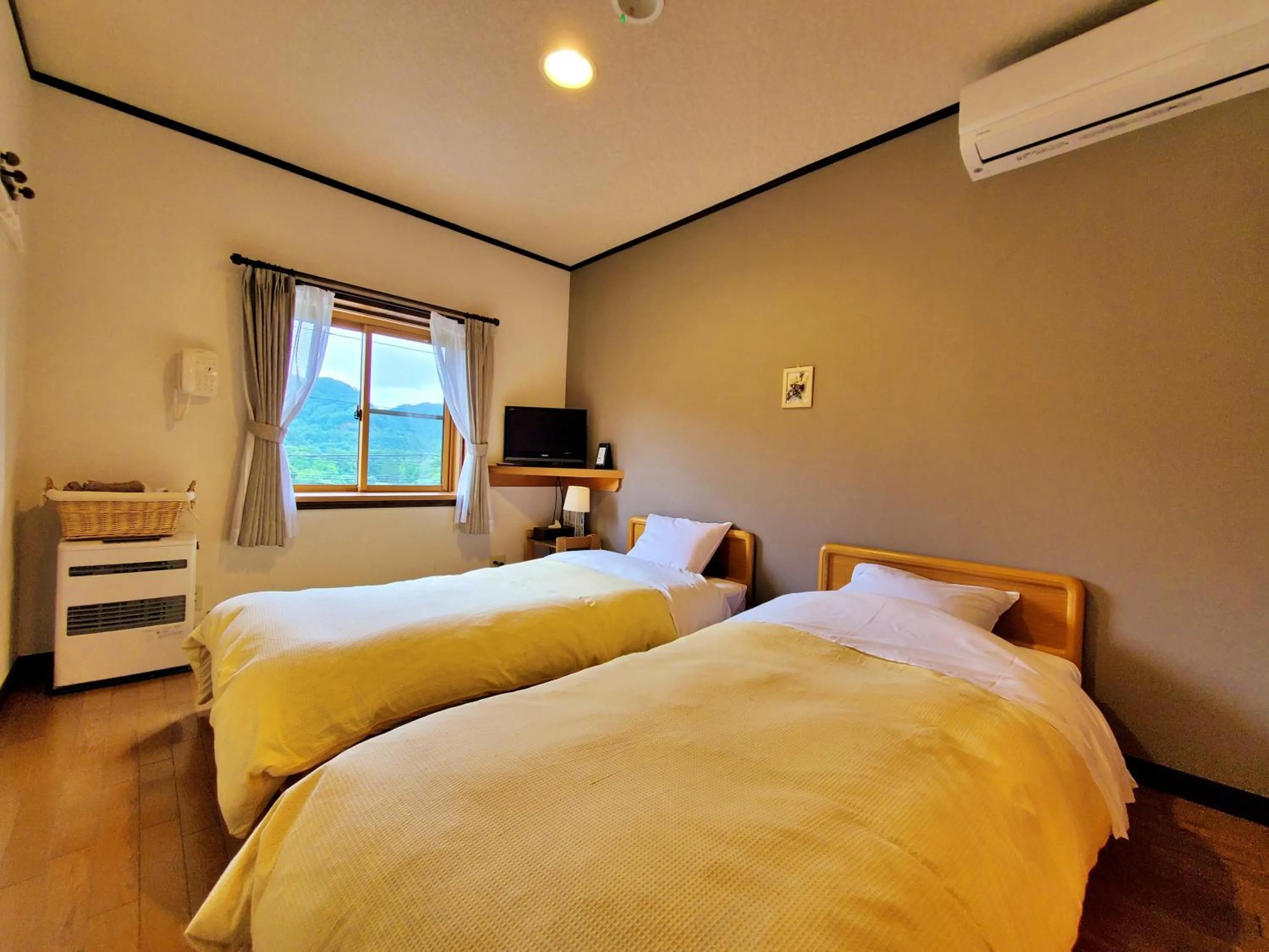 Twin Room with Shared Bathroom - single occupancy in Pension J-HOUSE