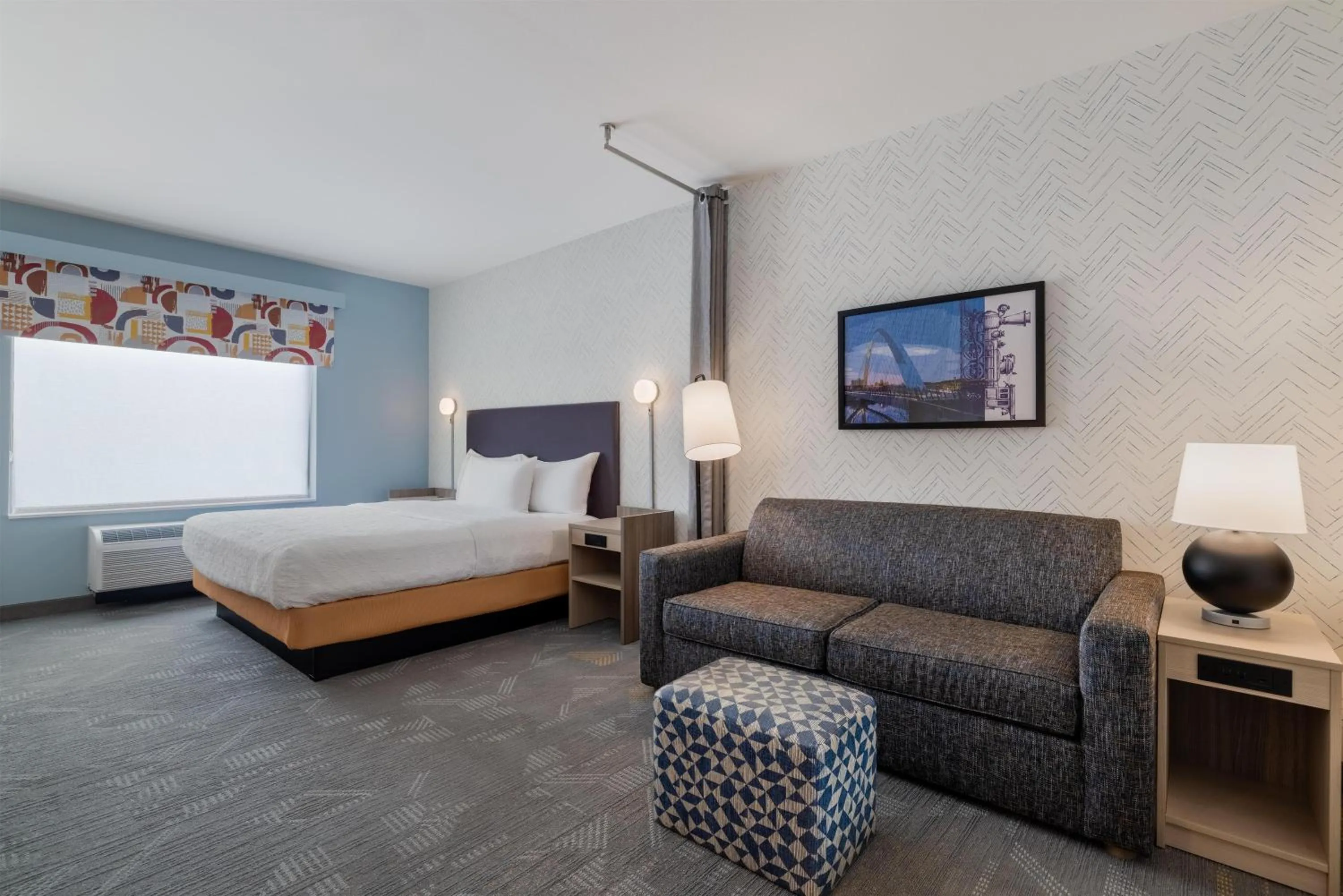 Living room, Bed in Home2 Suites By Hilton Altoona Des Moines