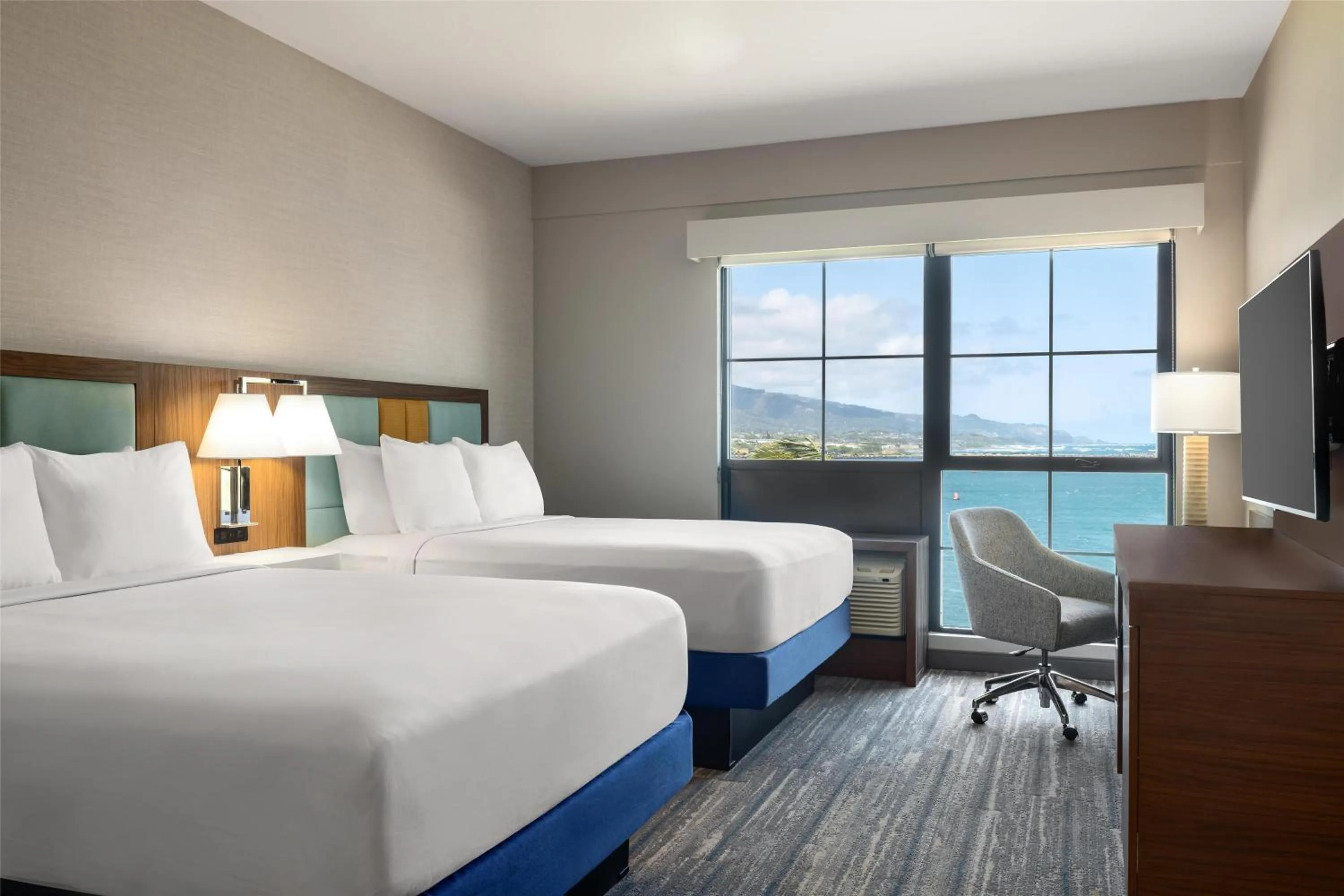 Bed in Hampton Inn & Suites Maui North Shore