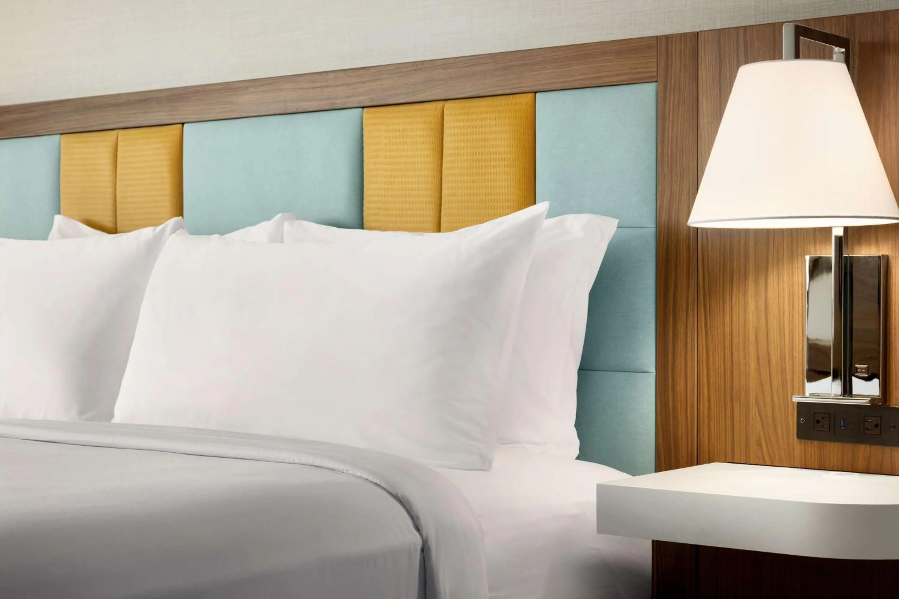 Bed in Hampton Inn & Suites Maui North Shore