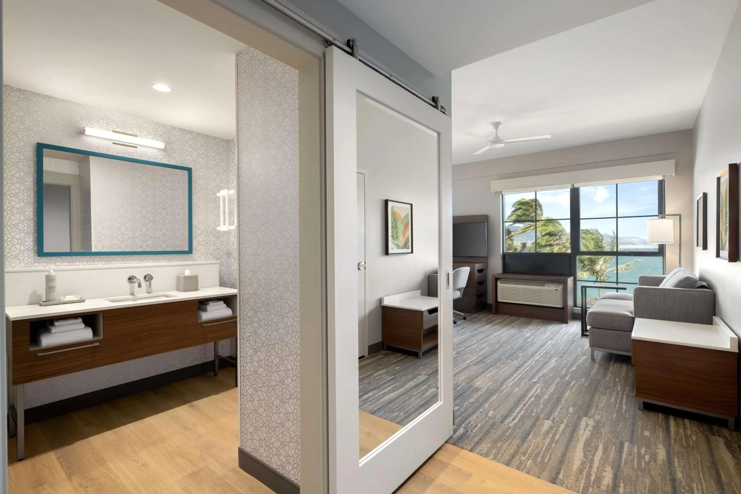 Photo of the whole room, Bed in Hampton Inn & Suites Maui North Shore