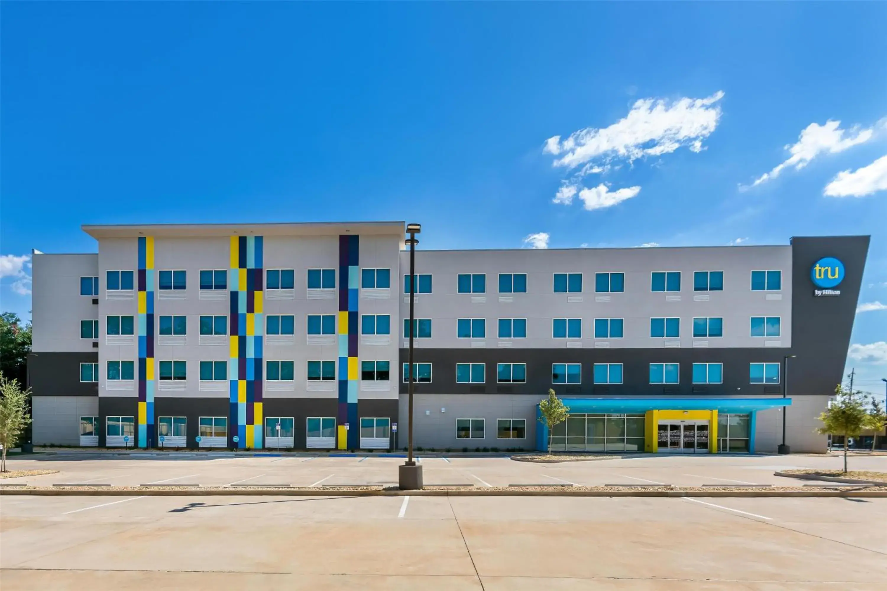 Property building in Tru By Hilton Pensacola I-10 North Davis Highway Property building in Tru By Hilton Pensacola I-10 North Davis Highway