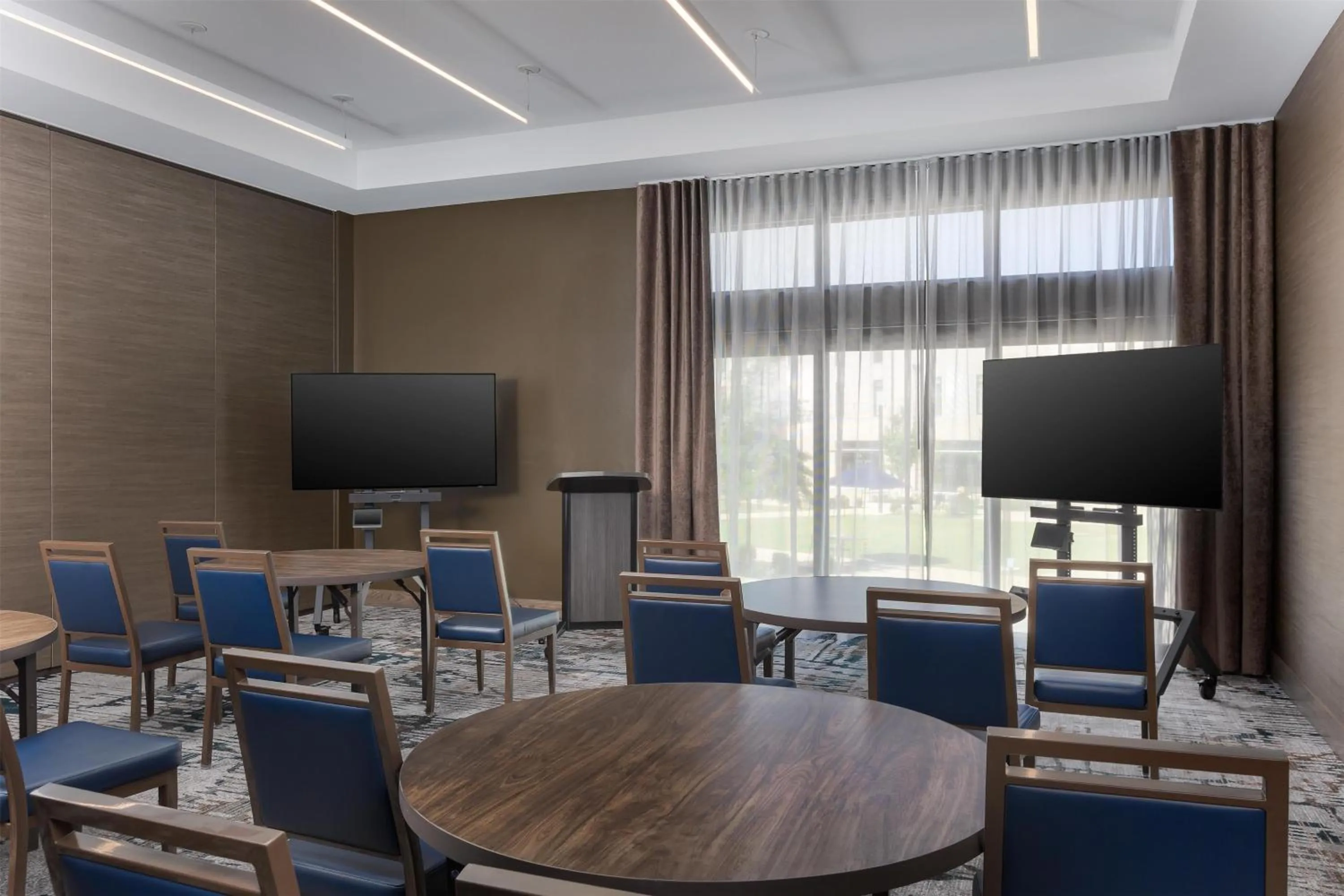 Meeting/conference room in Hotel Avail Rogers, Tapestry Collection By Hilton
