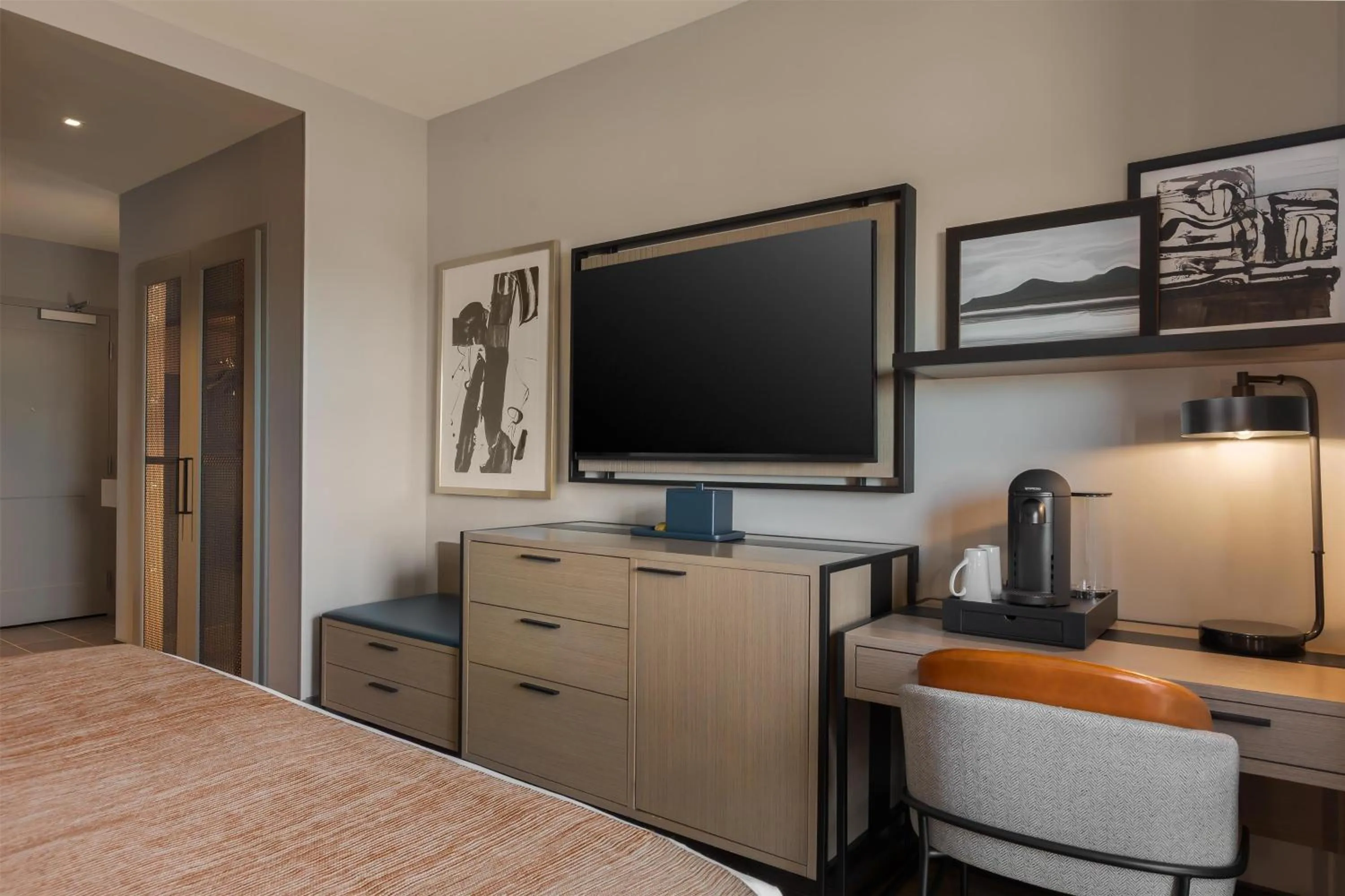 Bed in Hotel Avail Rogers, Tapestry Collection By Hilton