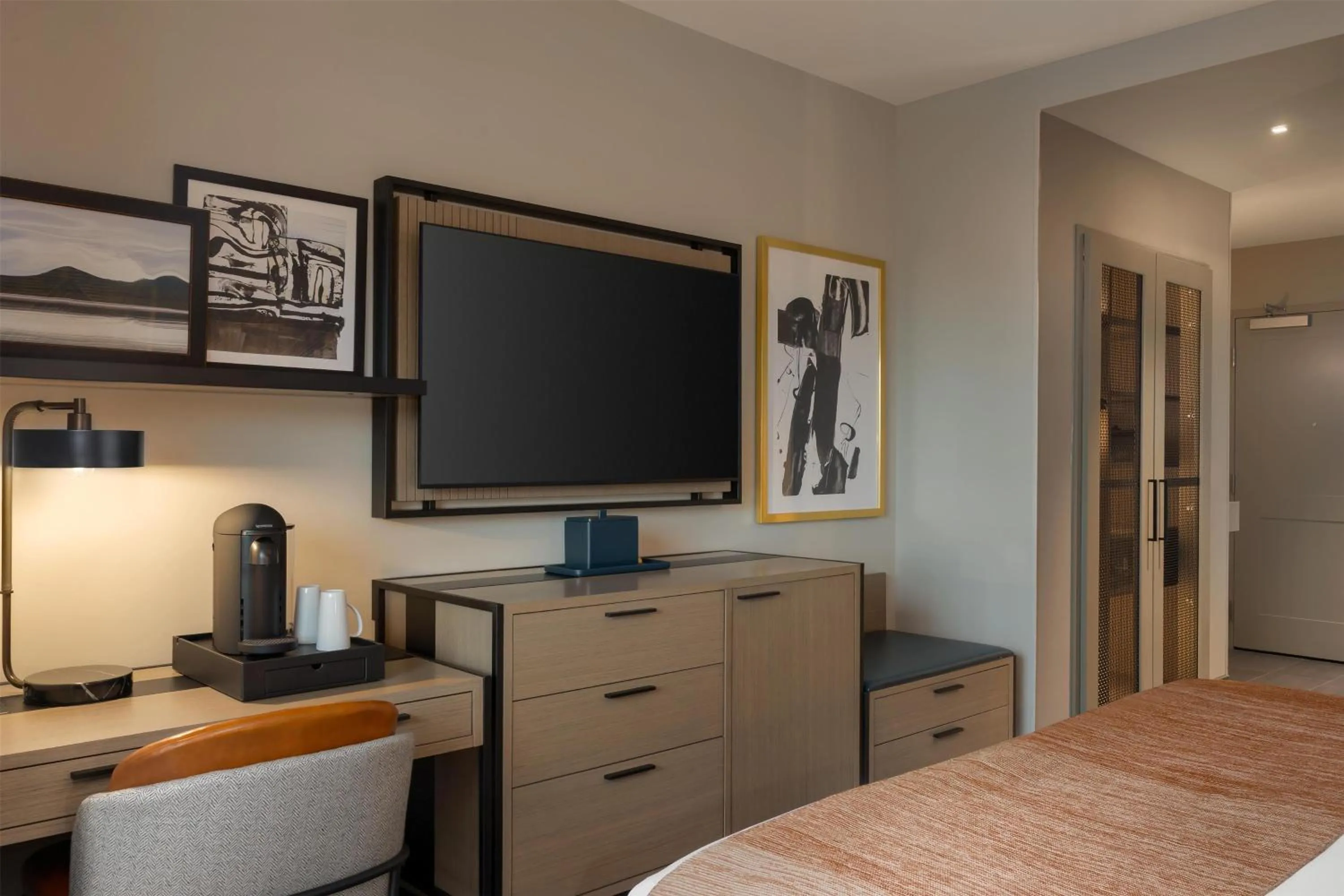 Bed in Hotel Avail Rogers, Tapestry Collection By Hilton