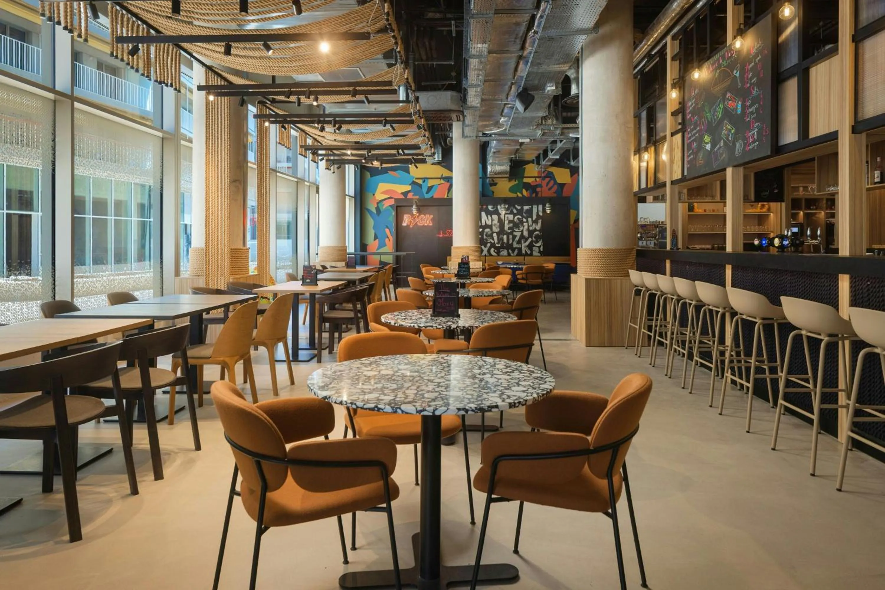 Restaurant/places to eat in Moxy Nice