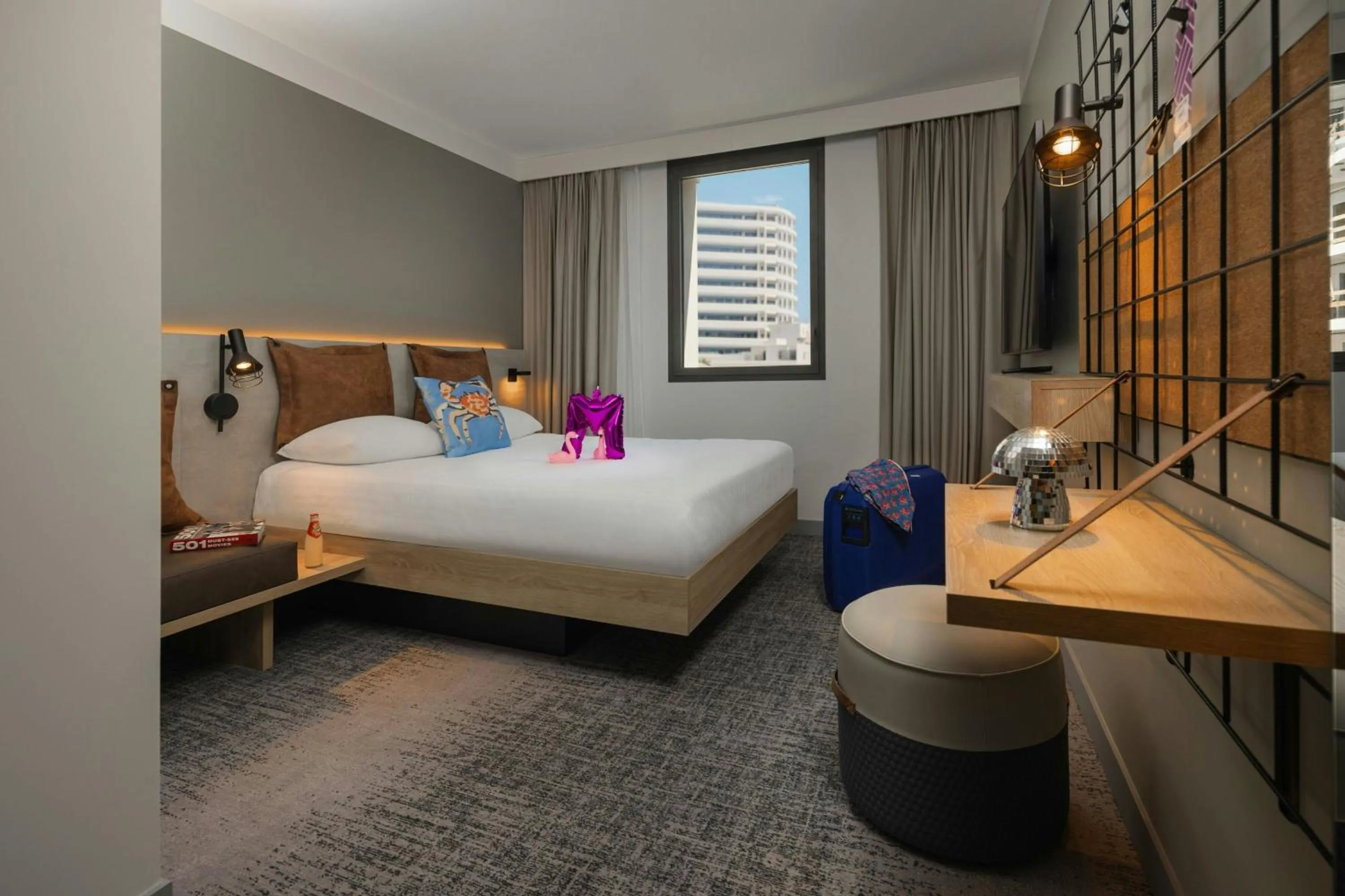 Photo of the whole room, Bed in Moxy Nice