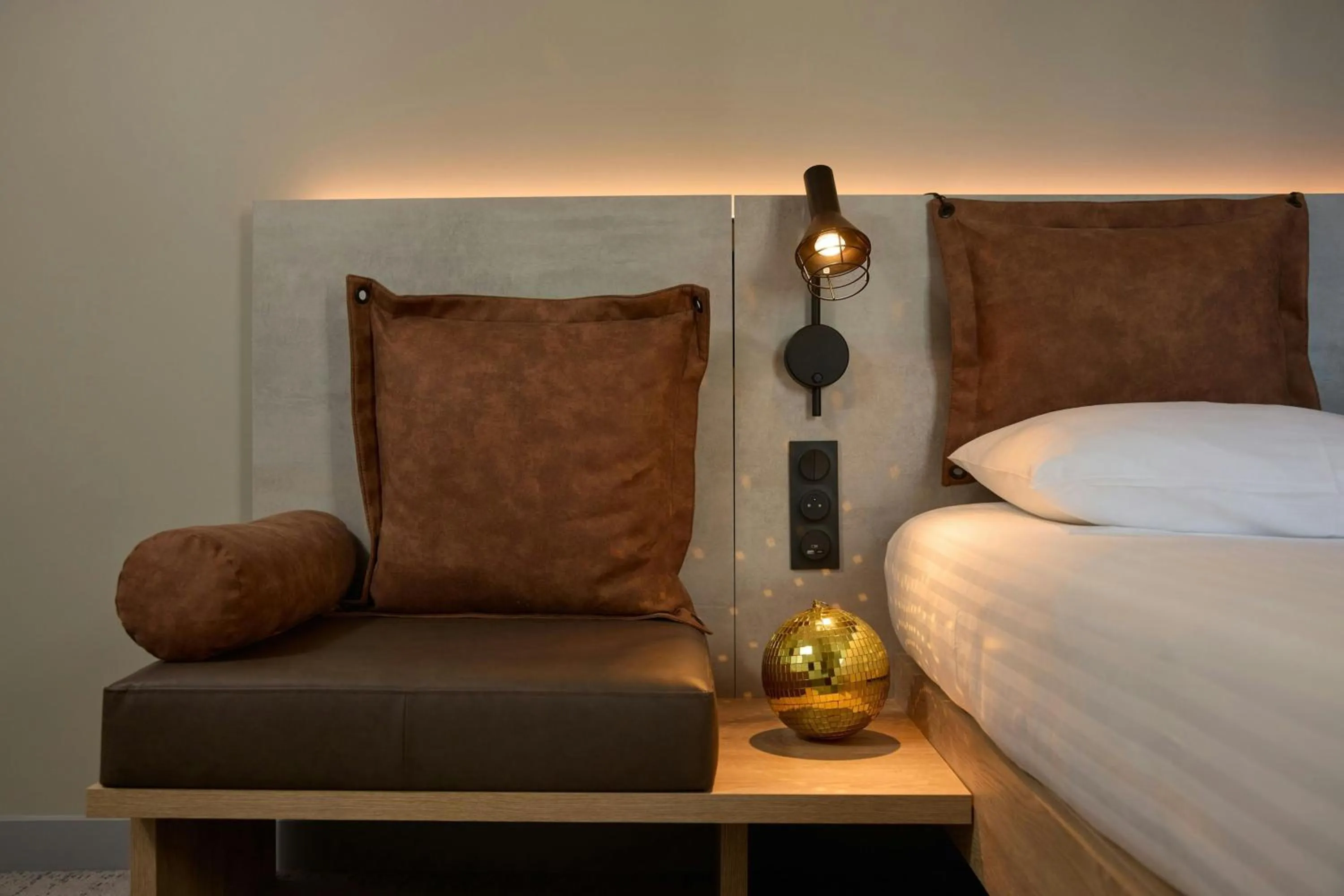 Photo of the whole room, Bed in Moxy Nice