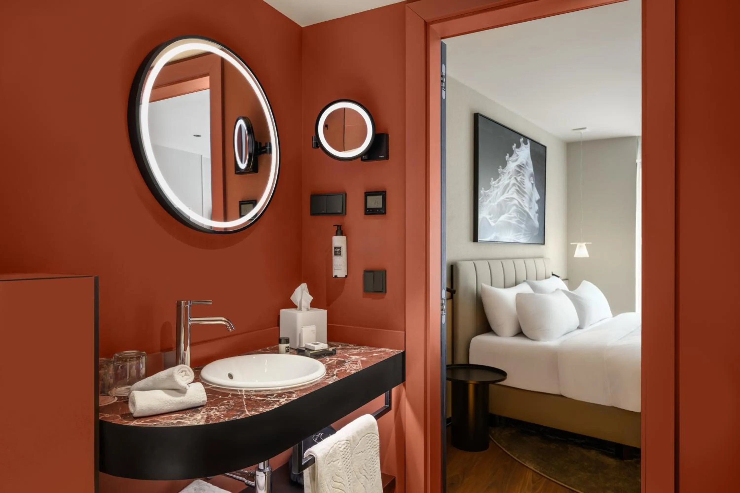 Bathroom, Bed in Leon Hotel & Lounge Budapest