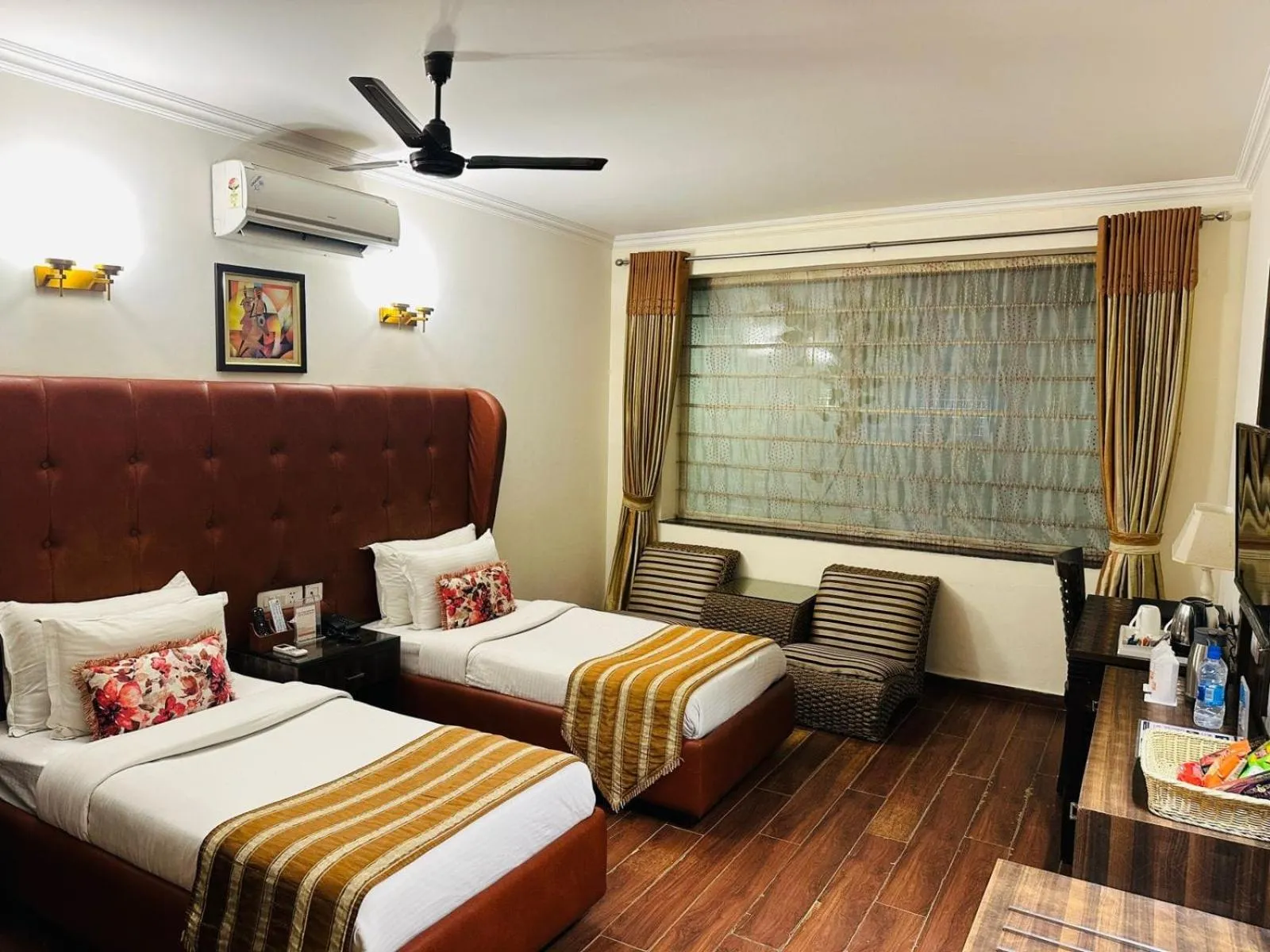 Bed in Hotel Southgate Delhi