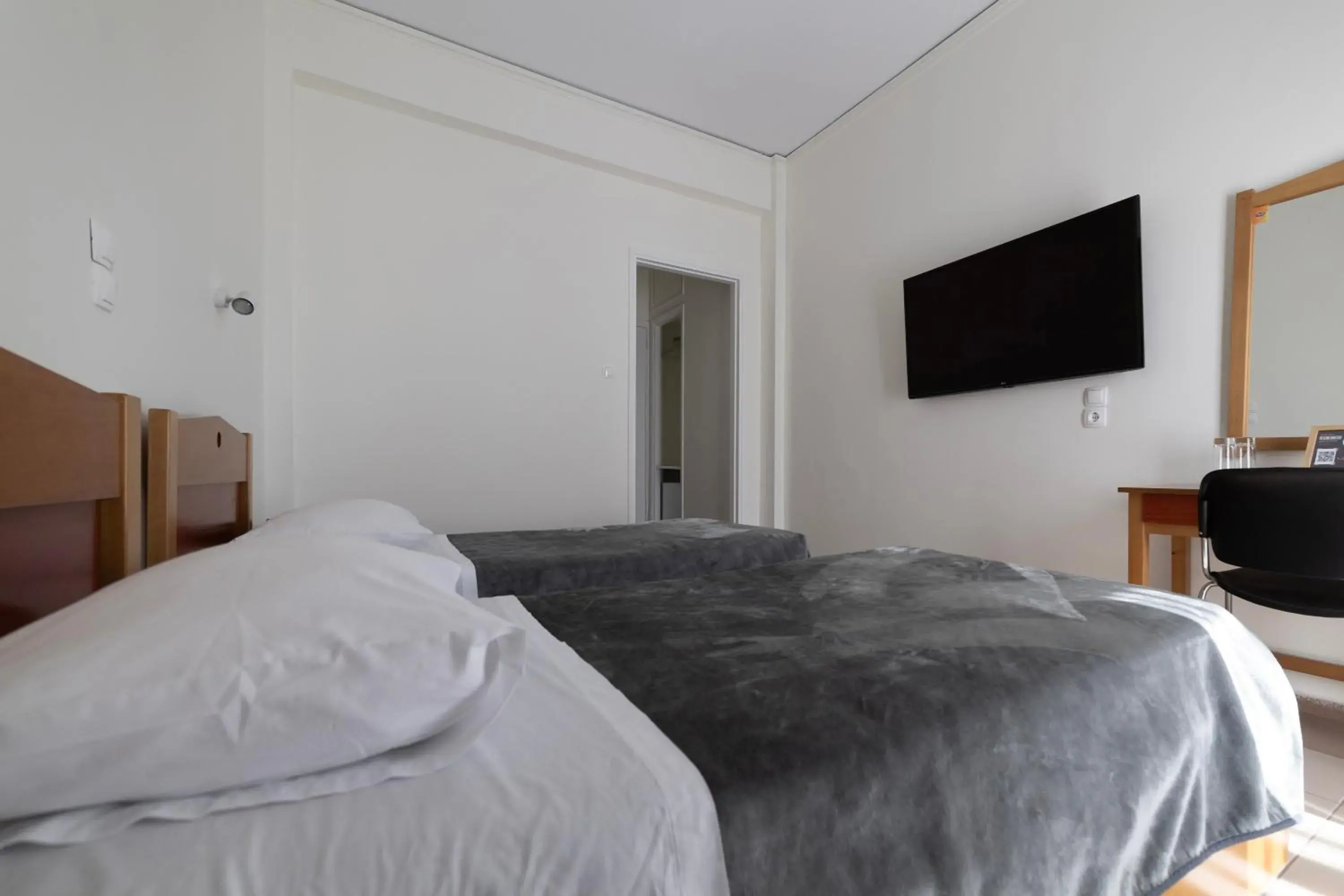 Budget Twin Room in Delfini Hotel Budget Twin Room in Delfini Hotel