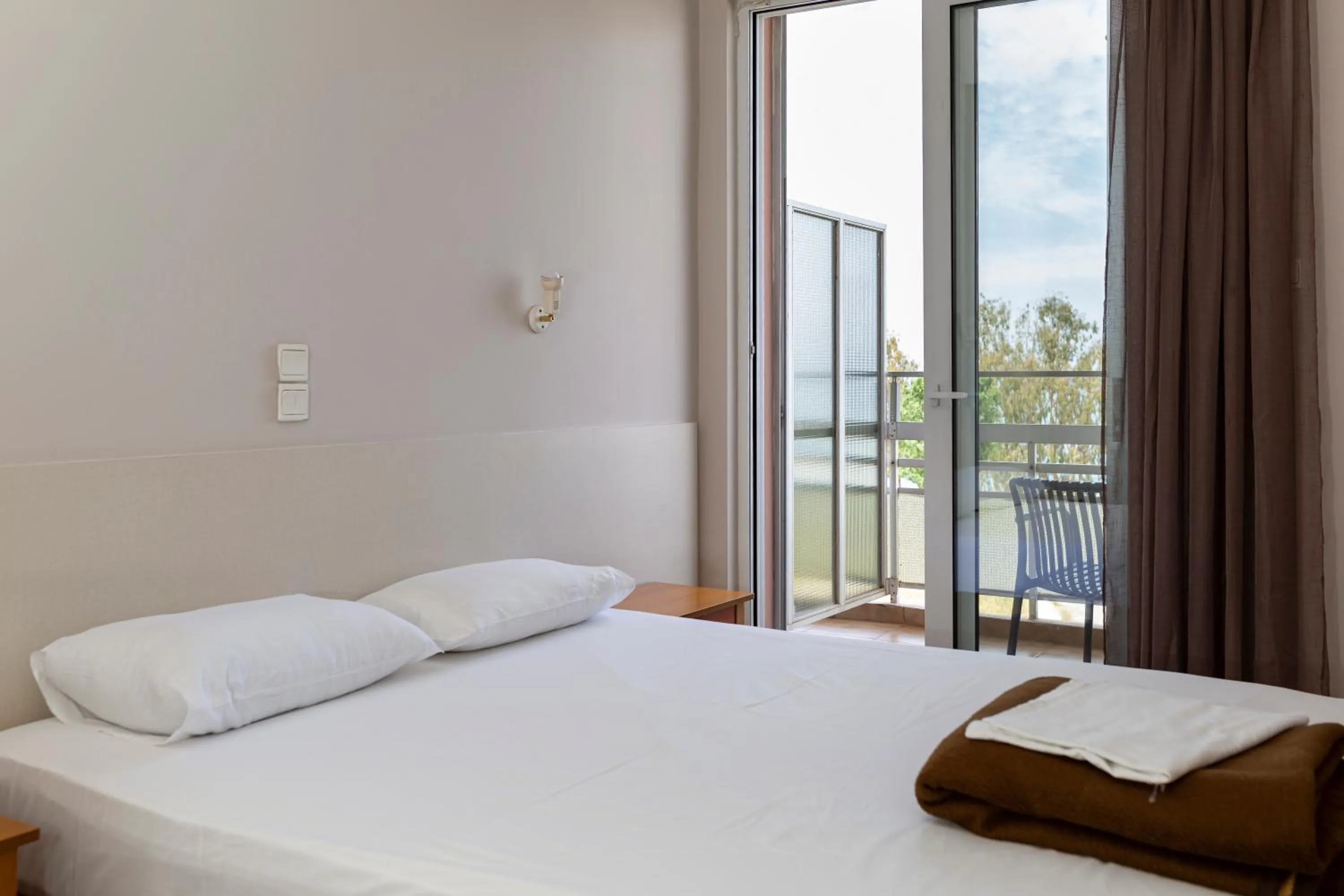 Bedroom, Bed in Delfini Hotel