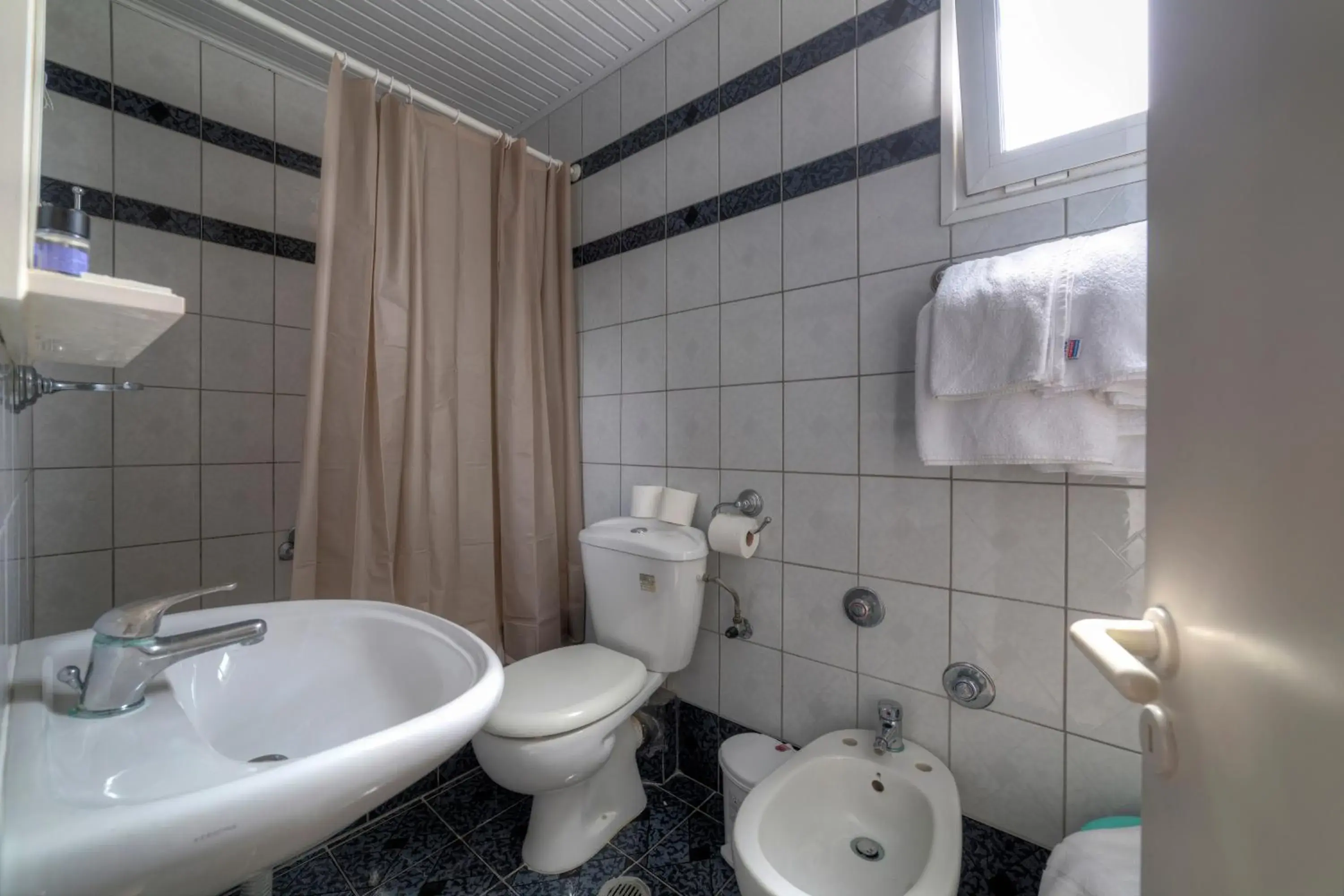 Budget Single Room in Delfini Hotel Budget Single Room in Delfini Hotel