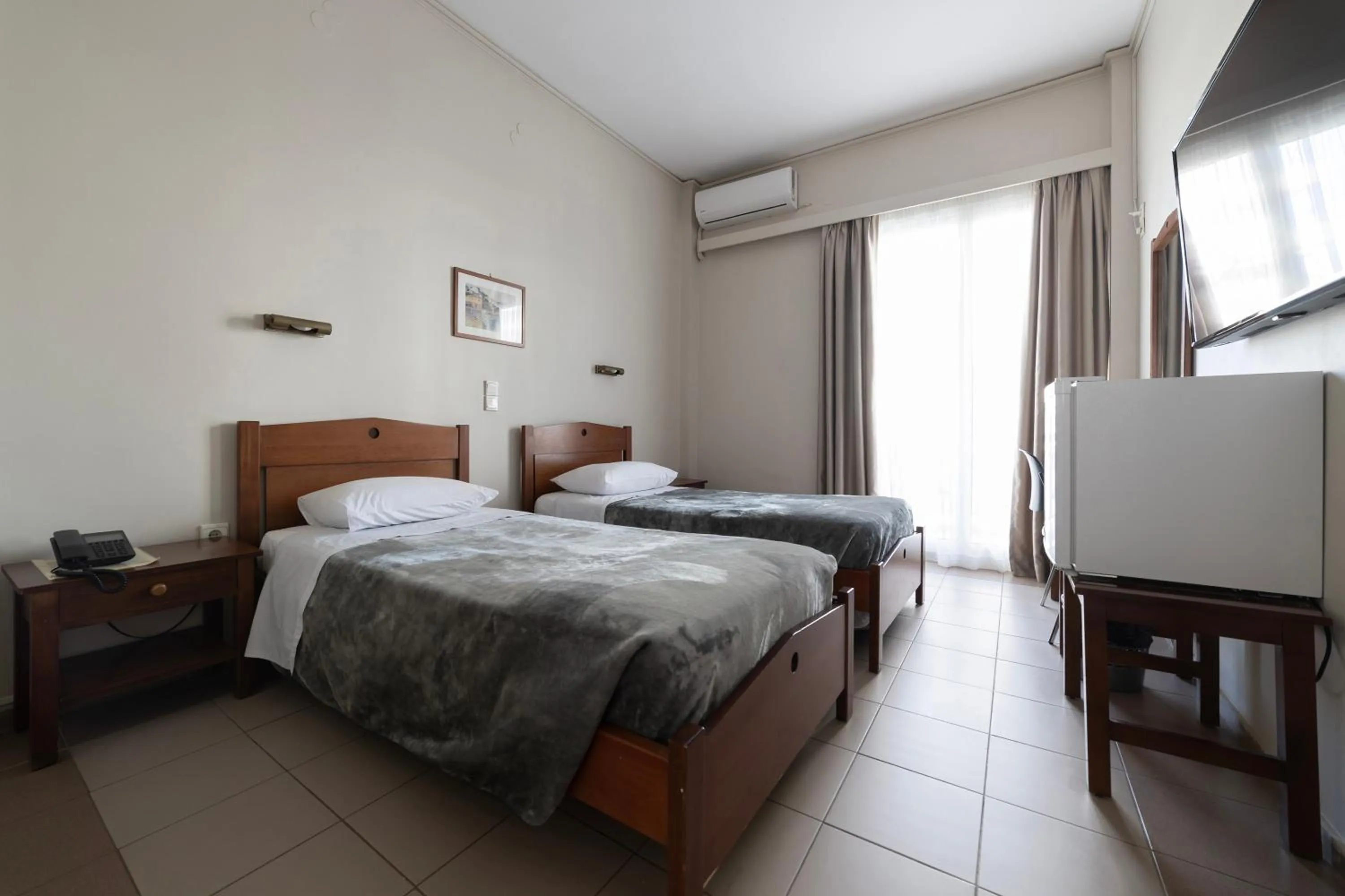 TV and multimedia, Bed in Delfini Hotel