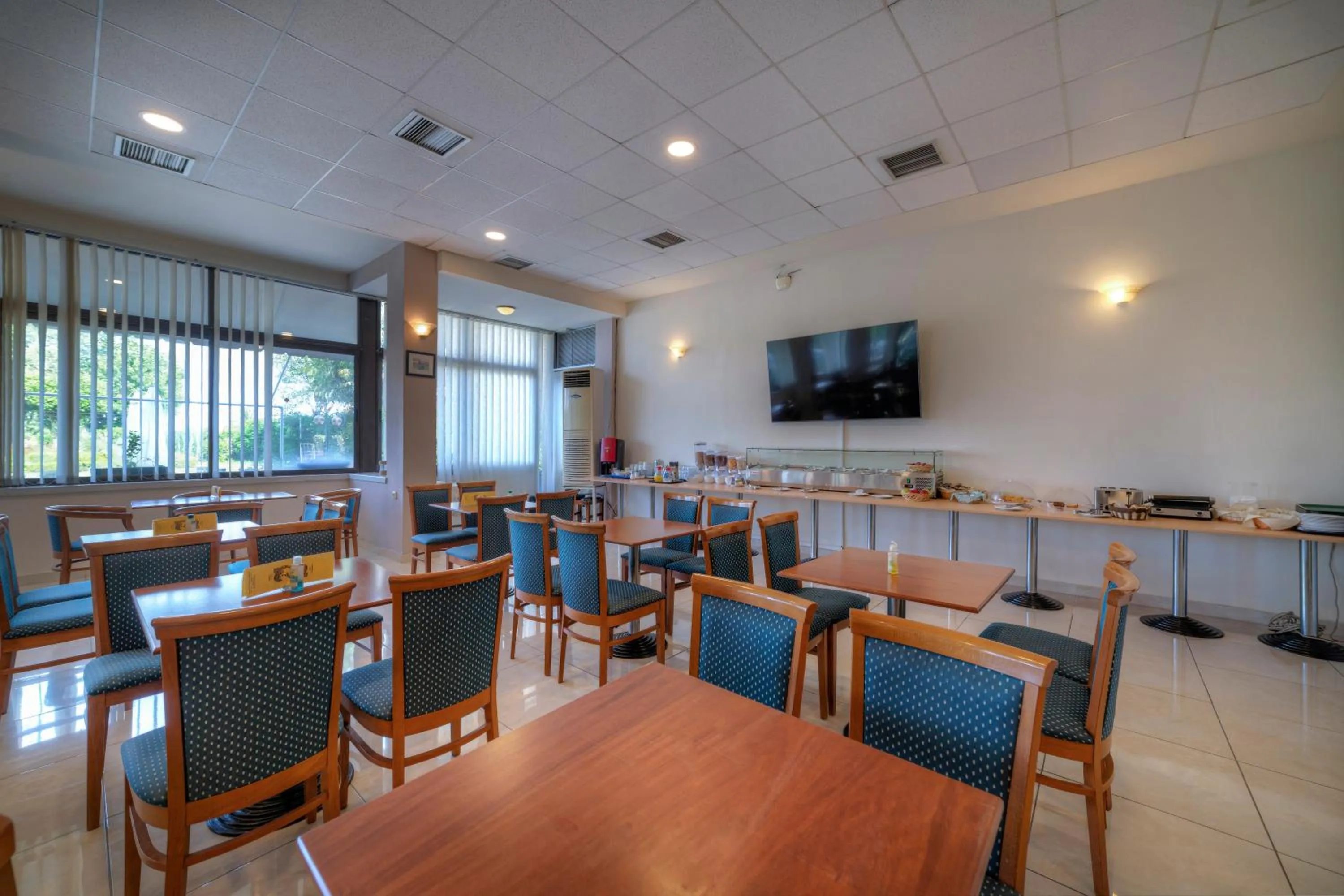 Restaurant/places to eat in Delfini Hotel