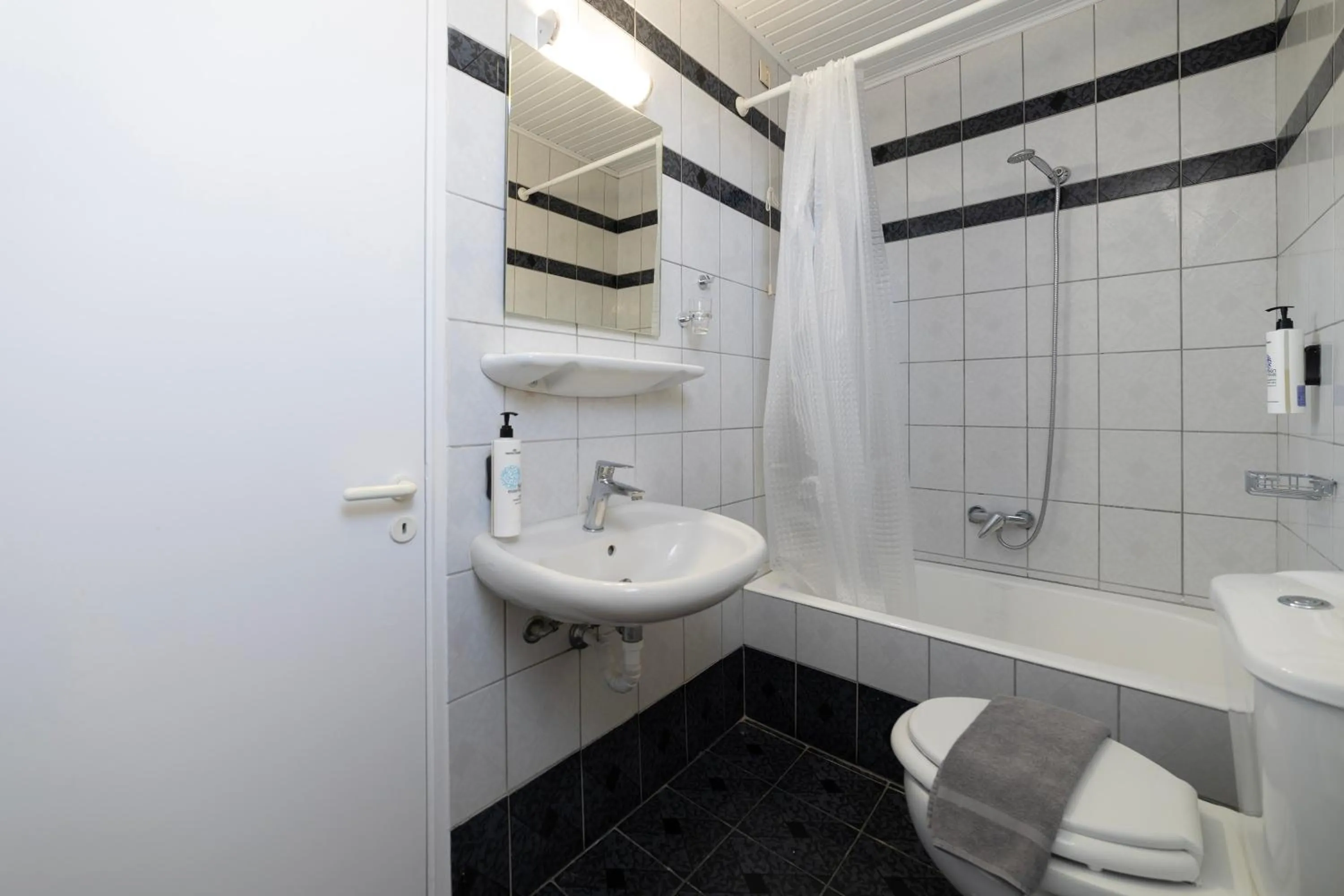 Toilet in Delfini Hotel