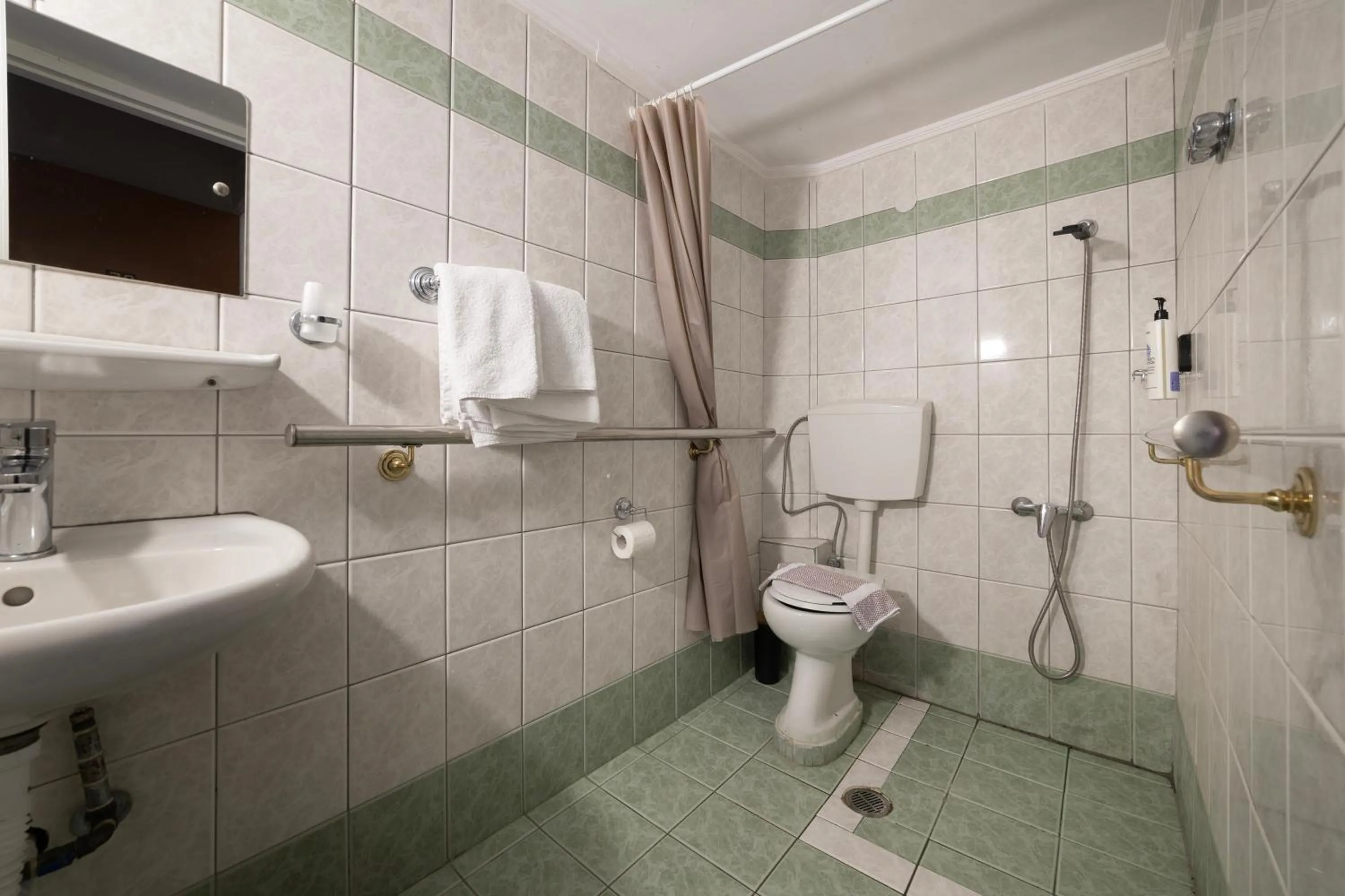 Shower in Delfini Hotel