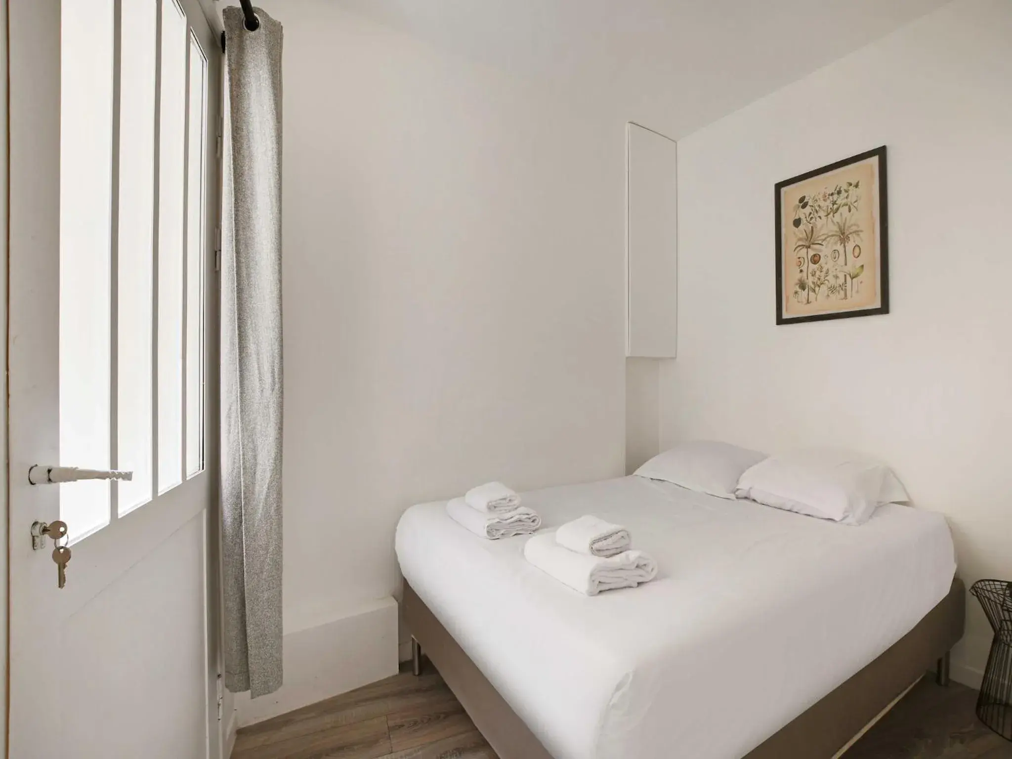 Property building, Bed in Magnificent apartment - 2BR 6P - Rochechouart Property building, Bed in Magnificent apartment - 2BR 6P - Rochechouart