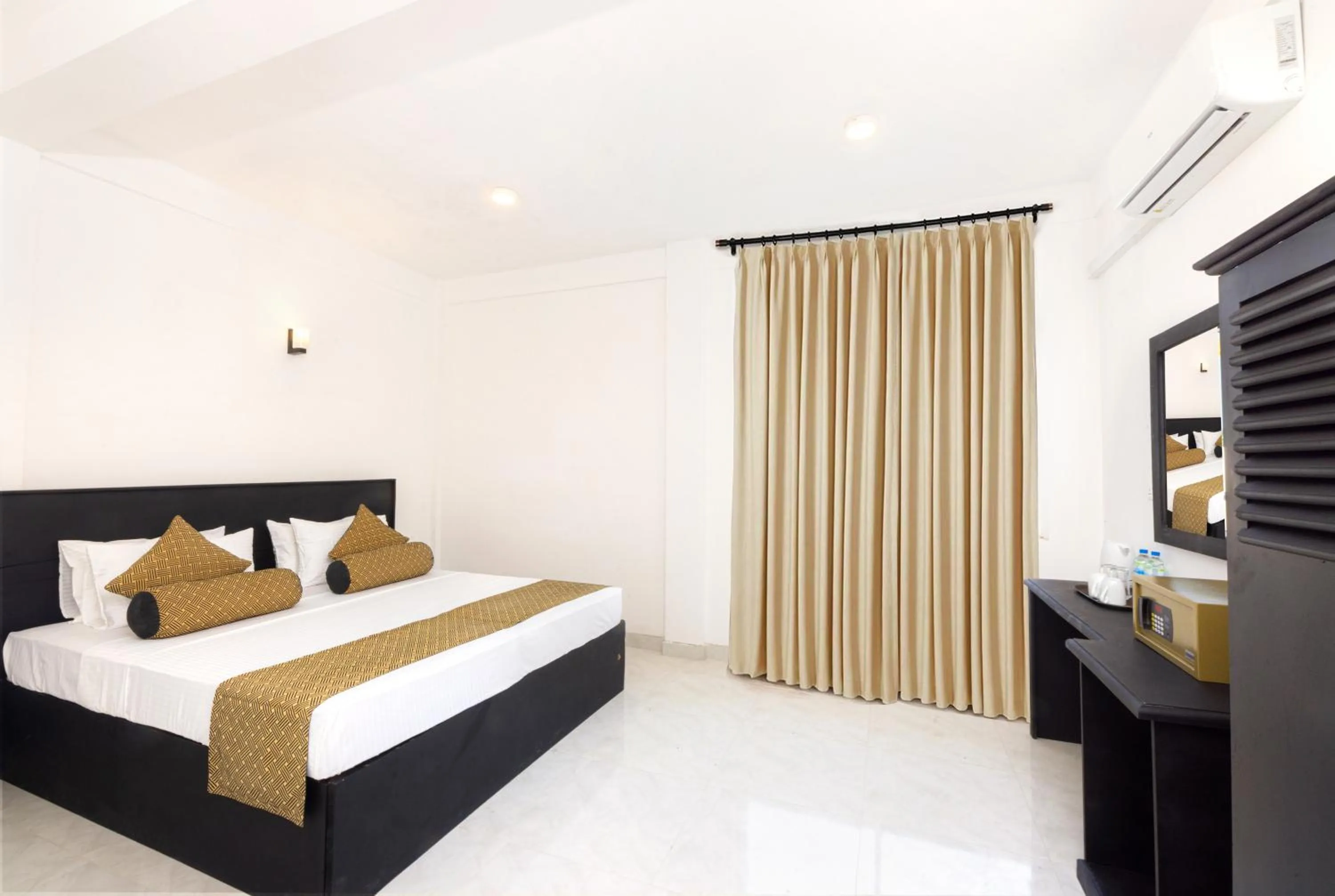 Bedroom, Bed in Palazzo Beach Hotel