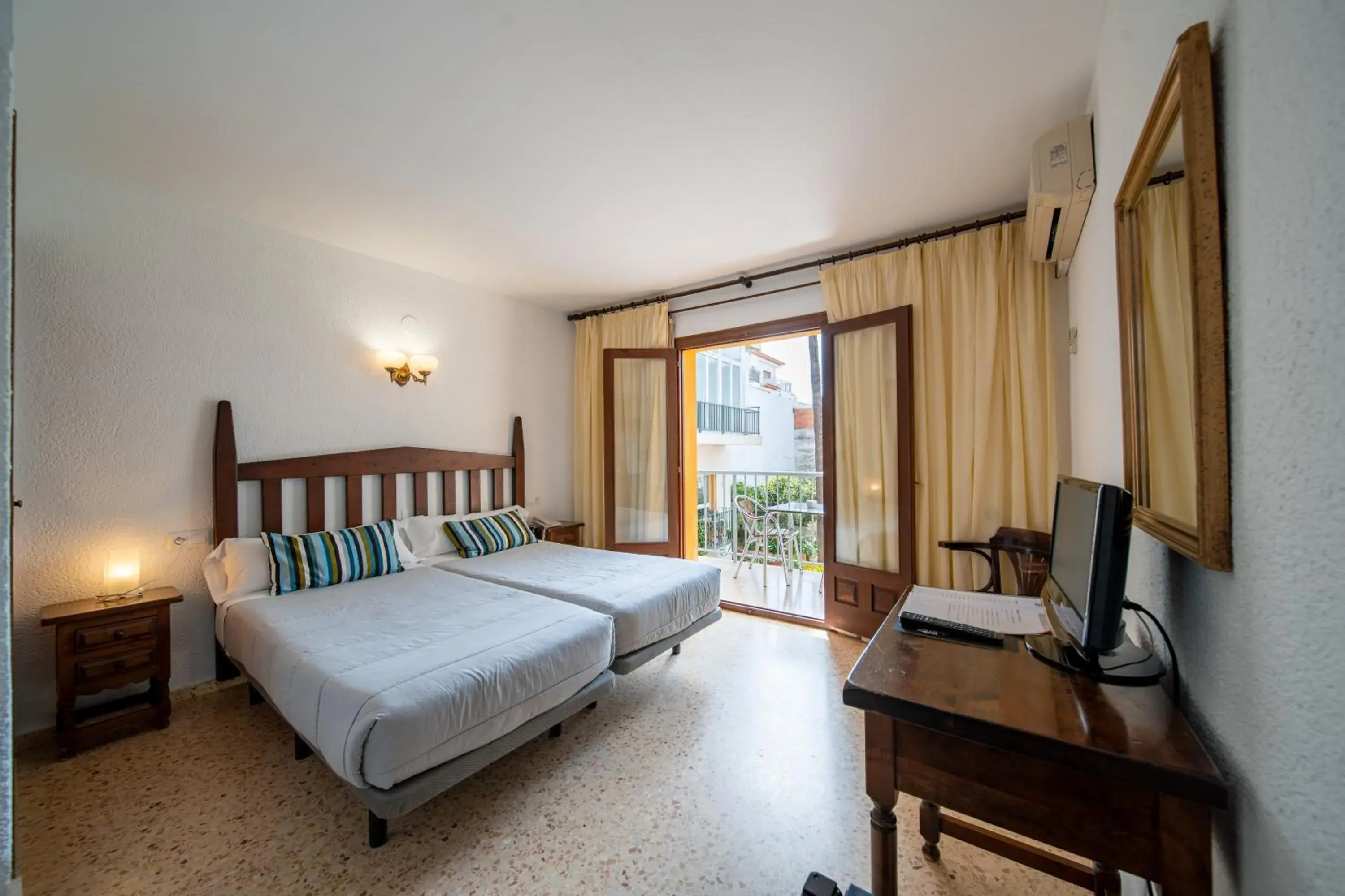 Double or Twin Room with Garden View in Hotel Buigues Double or Twin Room with Garden View in Hotel Buigues